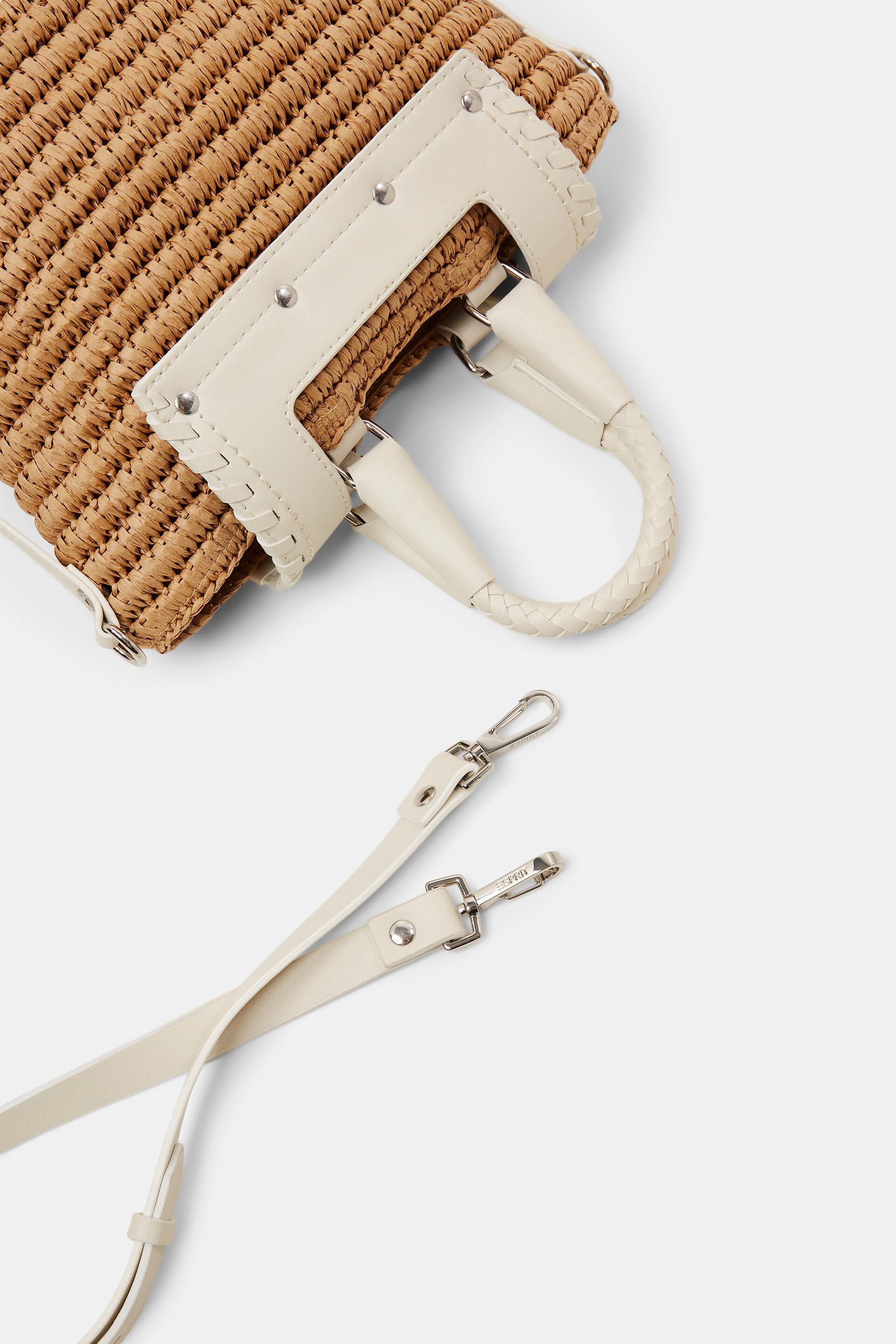 Sac en raphia orné d’éléments en similicuir