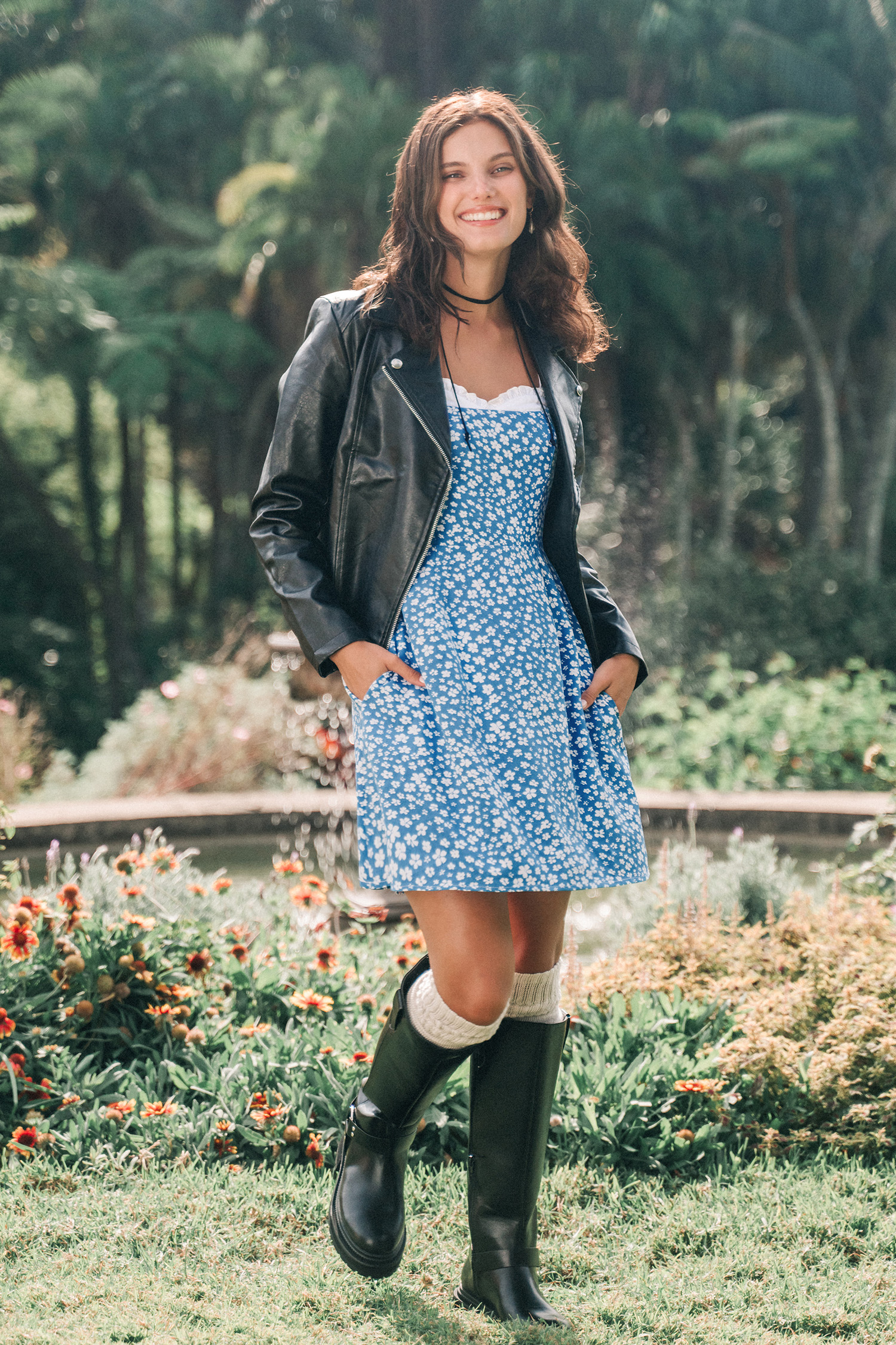 Robe mini fleurie sans manches à col en cœur bleu