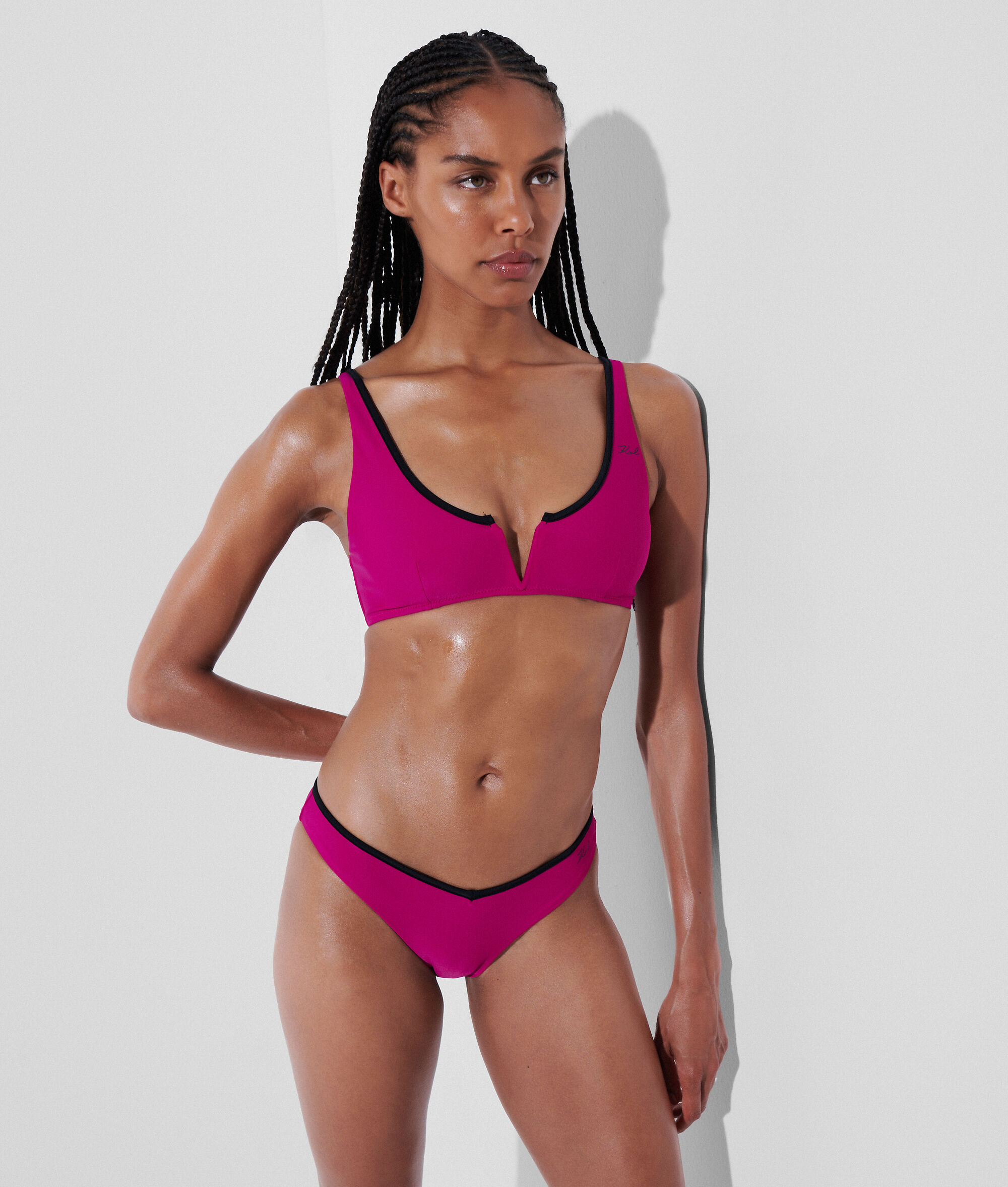 BAS DE BIKINI AVEC LISERÉ CONTRASTANT EMBLÉMATIQUE DU STYLE KARL