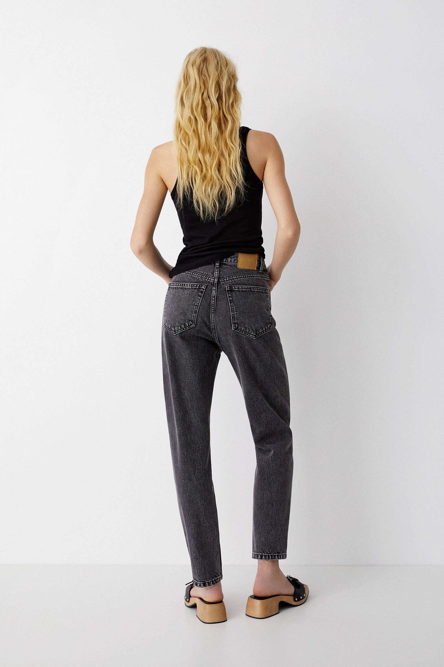 Calça jeans básica estilo mom fit - cinza antracite