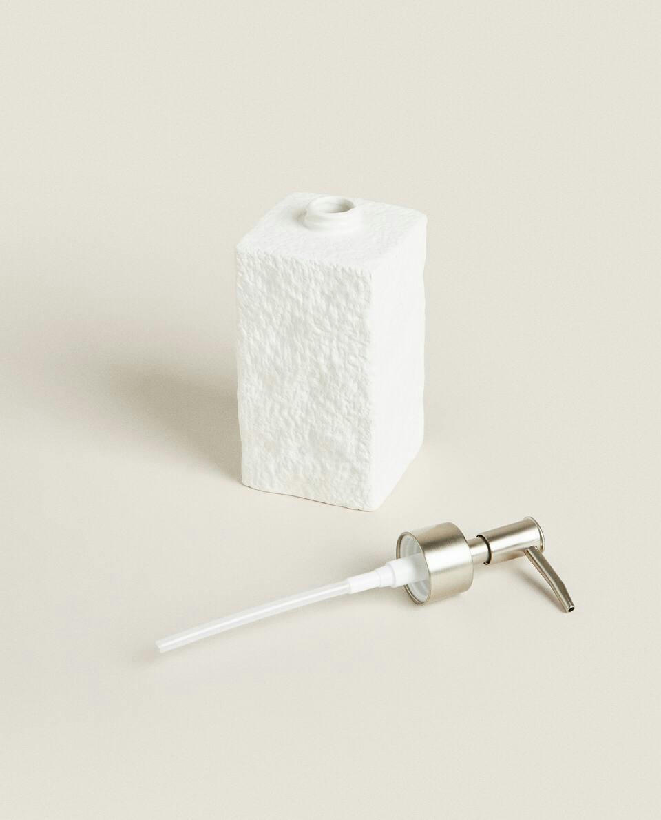 Conjunto de banheiro em cerâmica texturizada