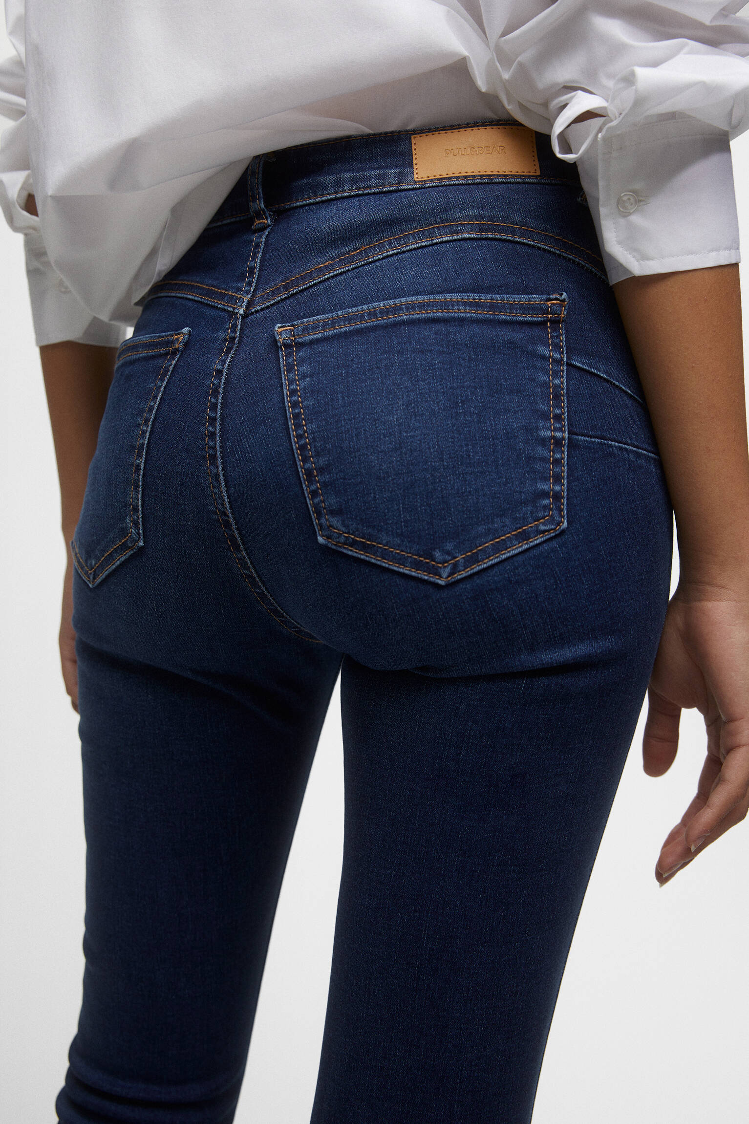 Calça jeans push-up de cintura média - azul escuro