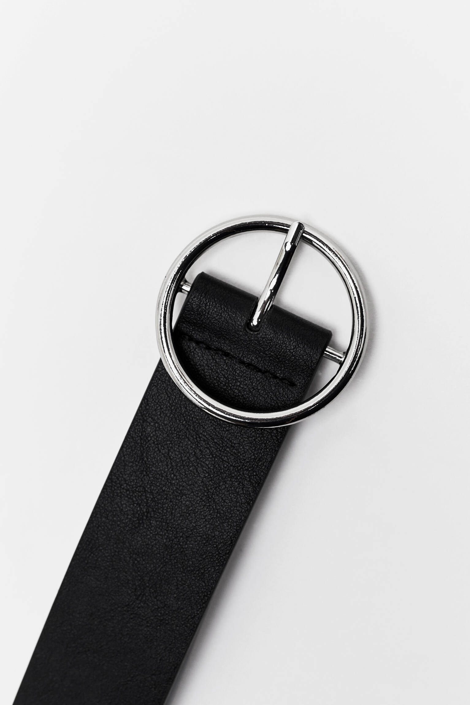 CINTO COM FIVELA CIRCULAR - PRETO
