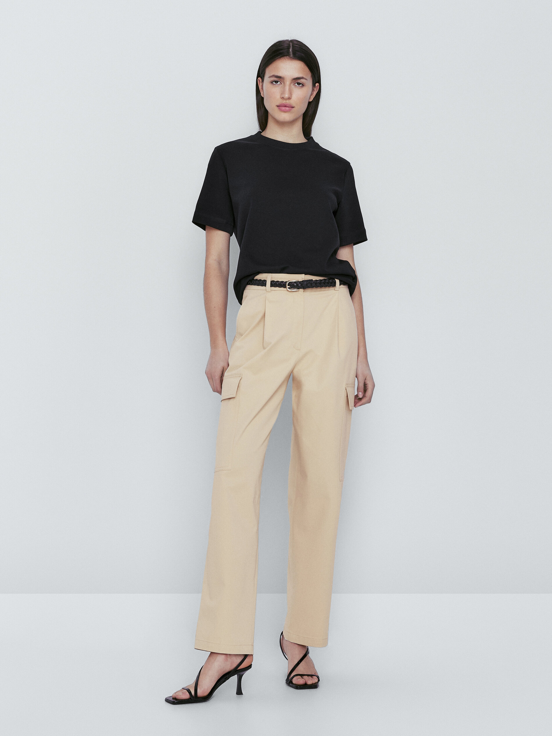 Calça cargo com bolsos grandes - BEGE