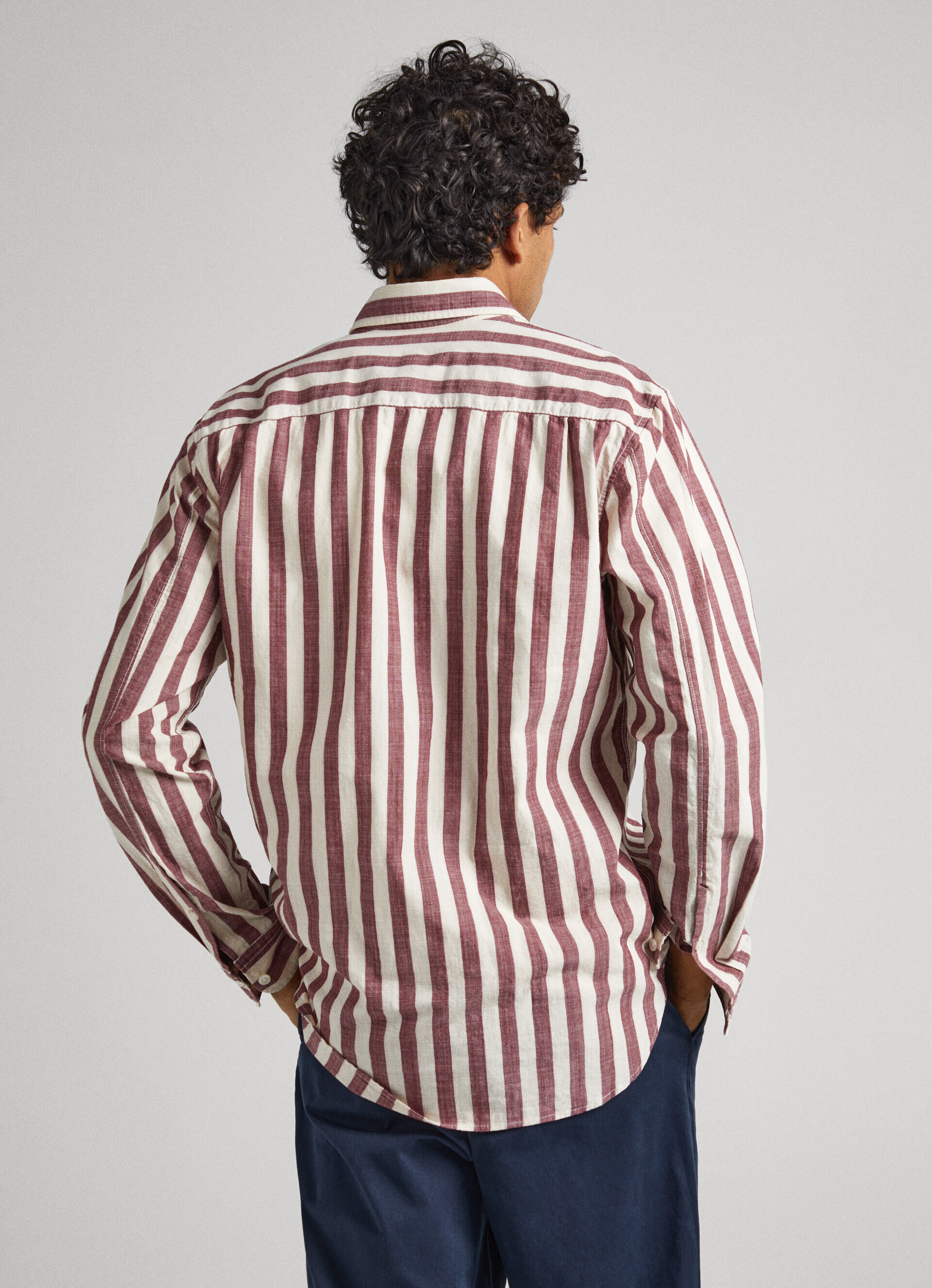 CAMISA LISTRADA DE CORTE REGULAR - vermelho borgonha
