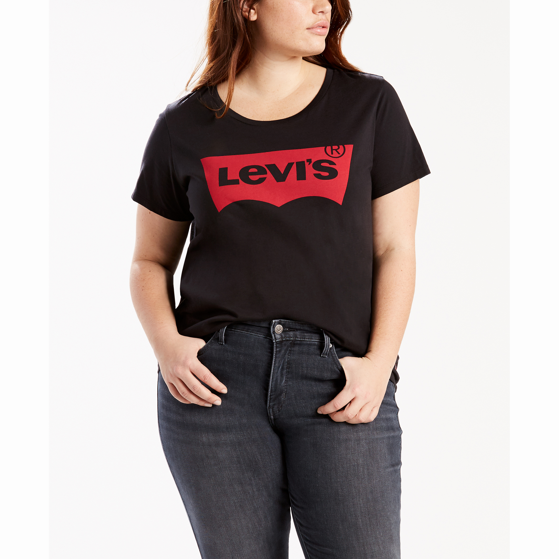 Camiseta LEVI'S PLUS com gola redonda, mangas curtas e estampa na frente.