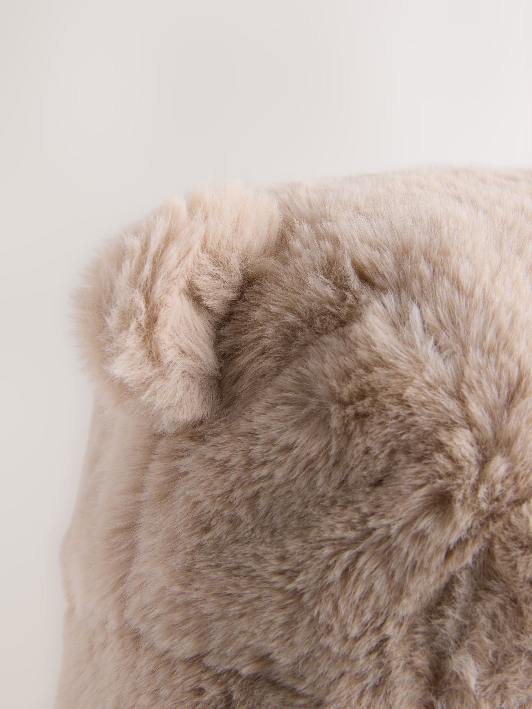 Beige imitatiebont met beergezicht. - Babymuts met oorkleppen