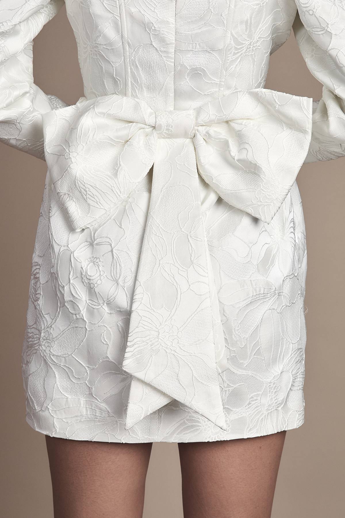 Coast Robe de Mariée Mini à Manches Longues et Encolure Carrée en Jacquard avec Détail Nœud