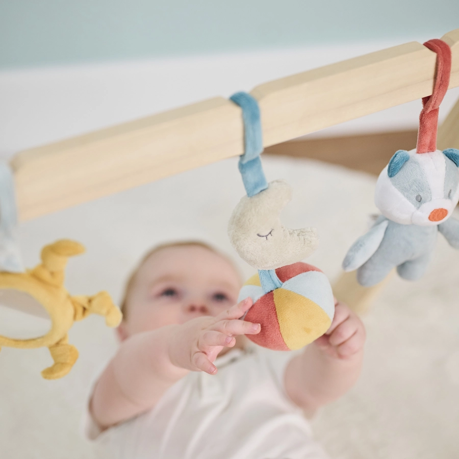 Nattou Holzbogen mit hängendem Spielzeug