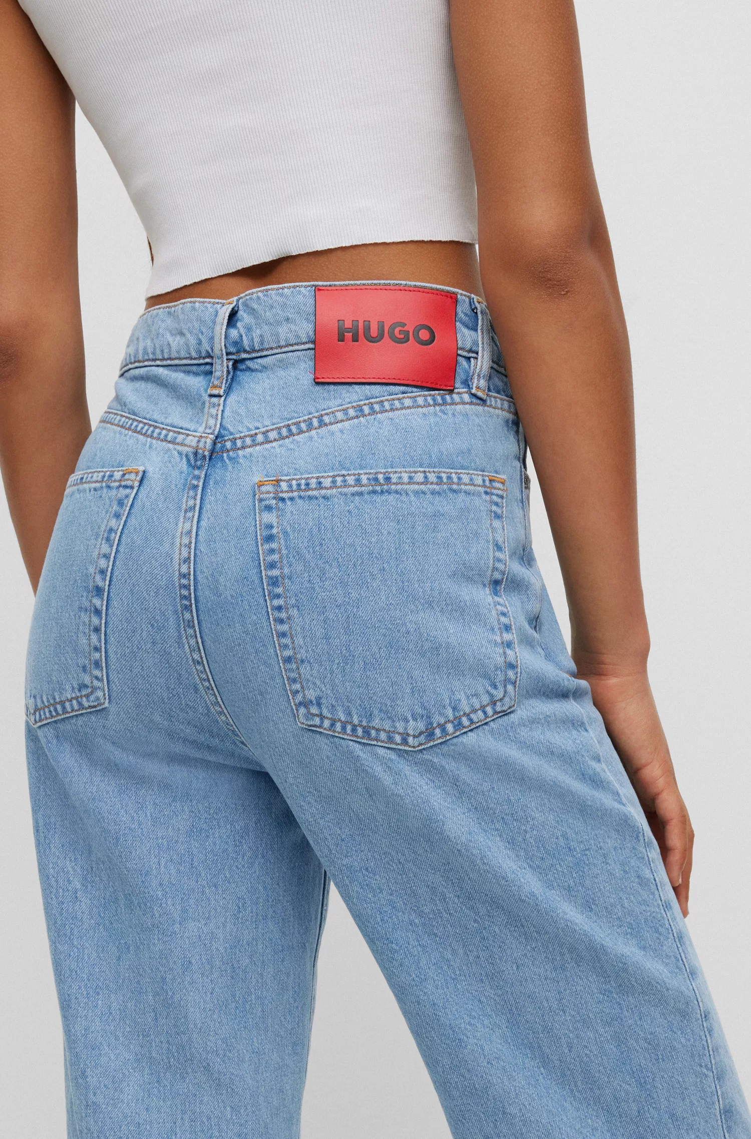 Calça jeans HUGO vermelha, de perna larga e corte moderno, em denim rígido azul.