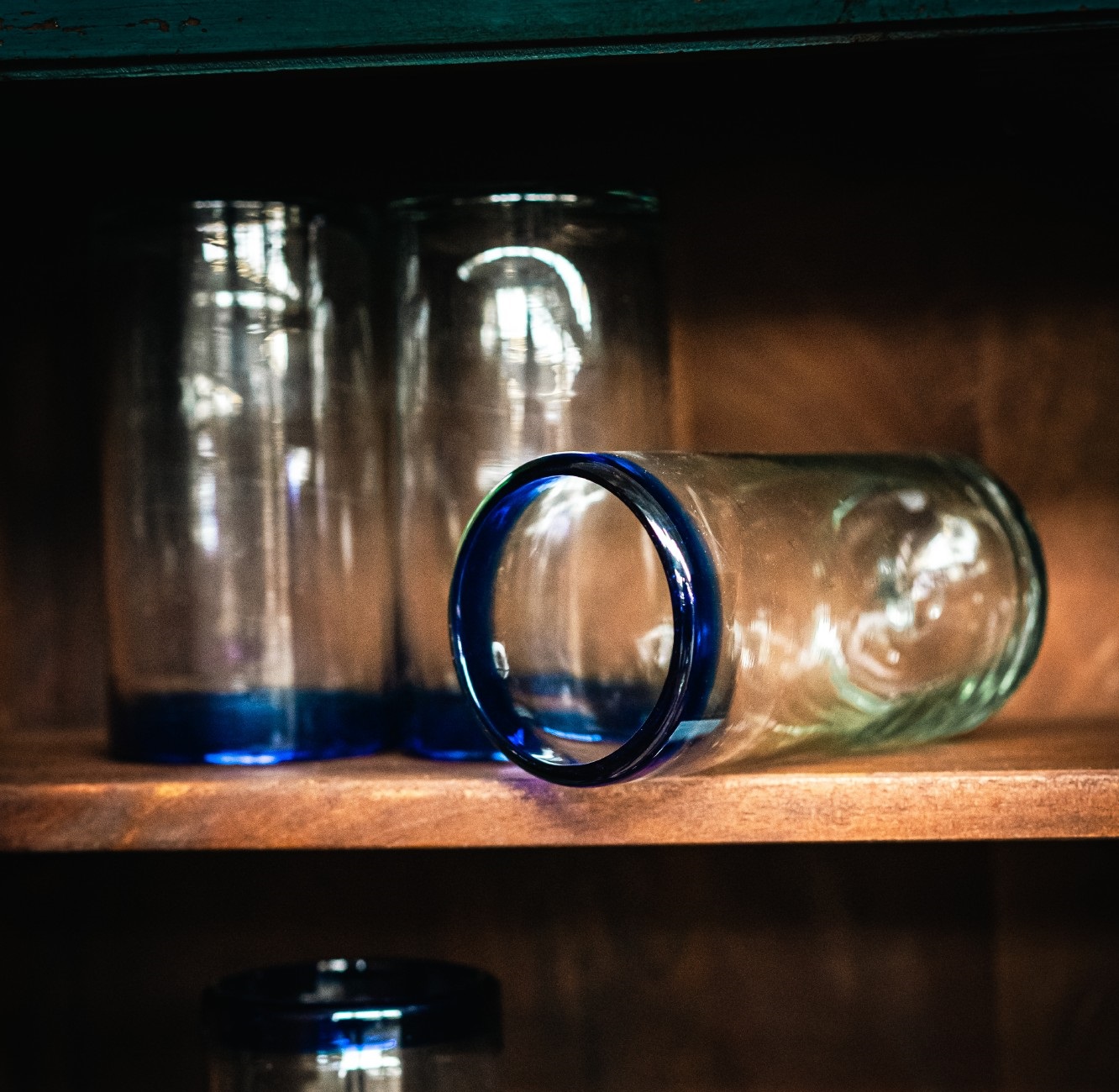 Wasserglas mit blauem Rand, mundgeblasen, H 15 cm, Ø 8 cm zu 9,50