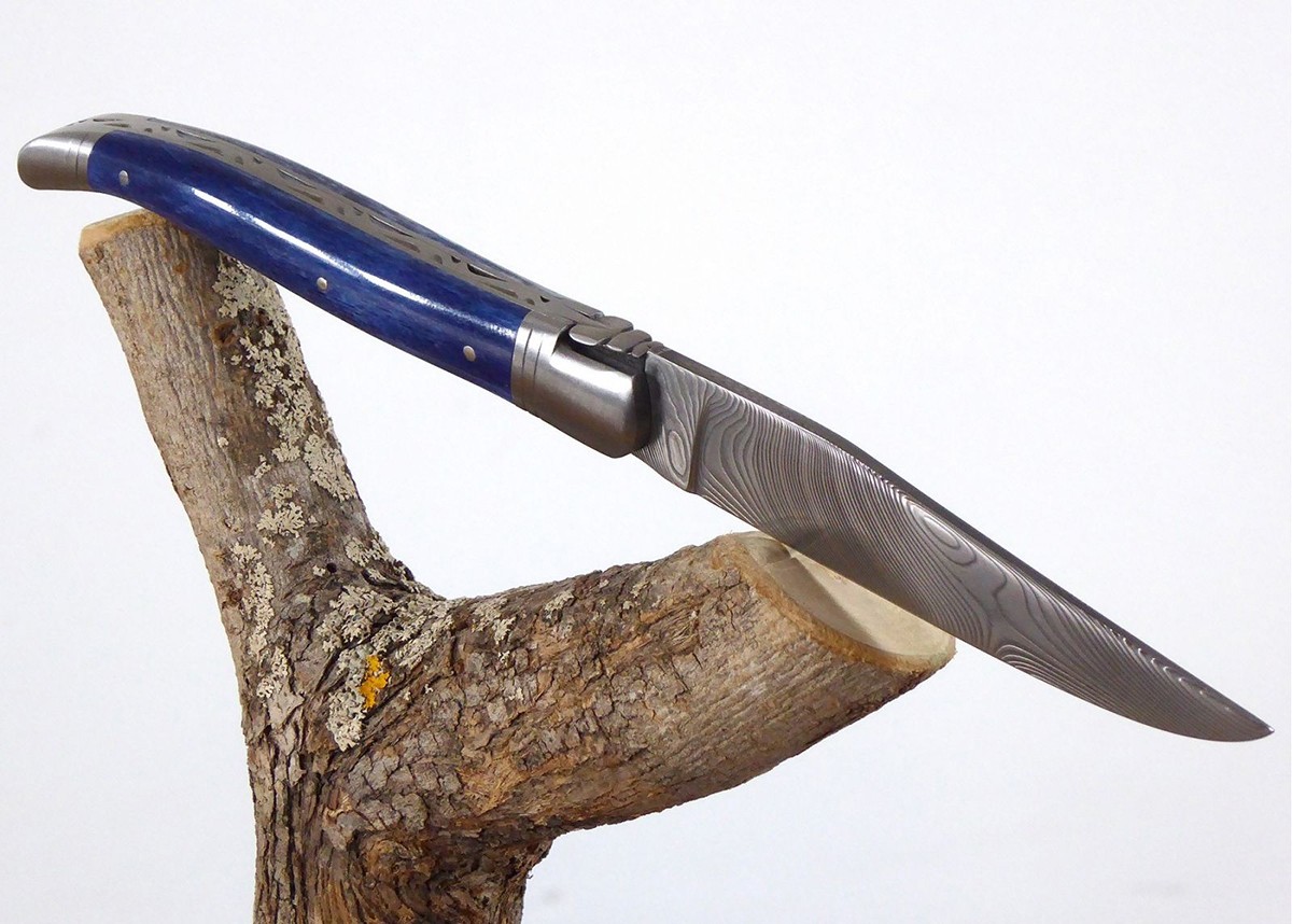 Couteau Laguiole avec un manche en Os de girafe teinté bleu