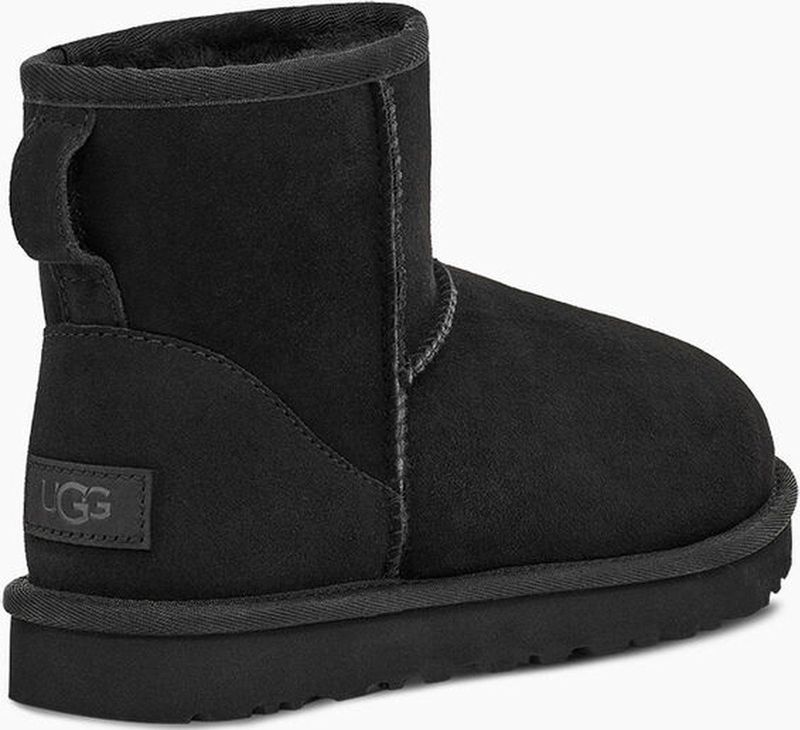 UGG Classic Mini II - Enkellaarsjes - Zwart - Schapenvacht