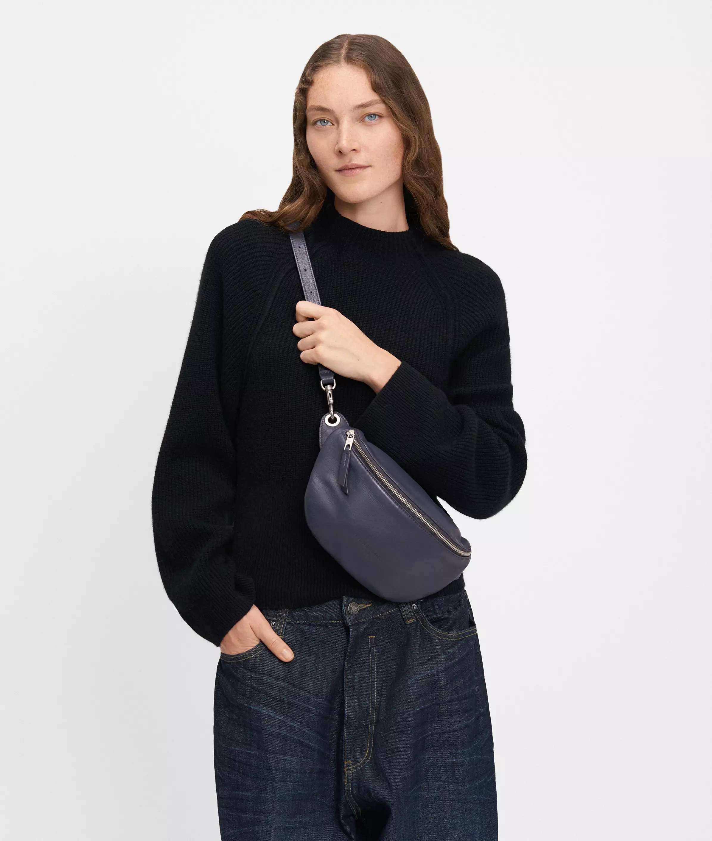 Tavia shoulder bag M Spacious belt bag made from sheepskin
