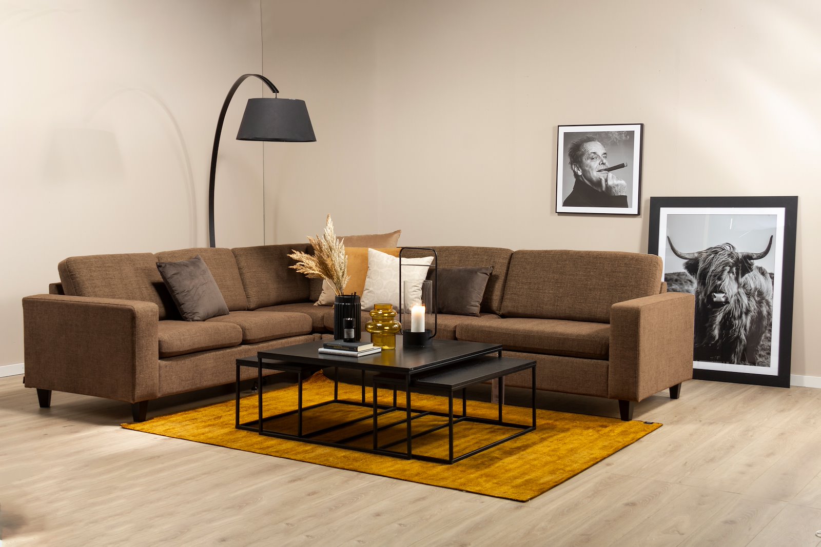 Ellinor hjørnesofa Hjørnesofa 2,5 og 3,5-seter. Tekstil Nicole 1/31 Light Brown, arm 1, Duo puter og med Pyramide bein sort H12 cm. Vendbar