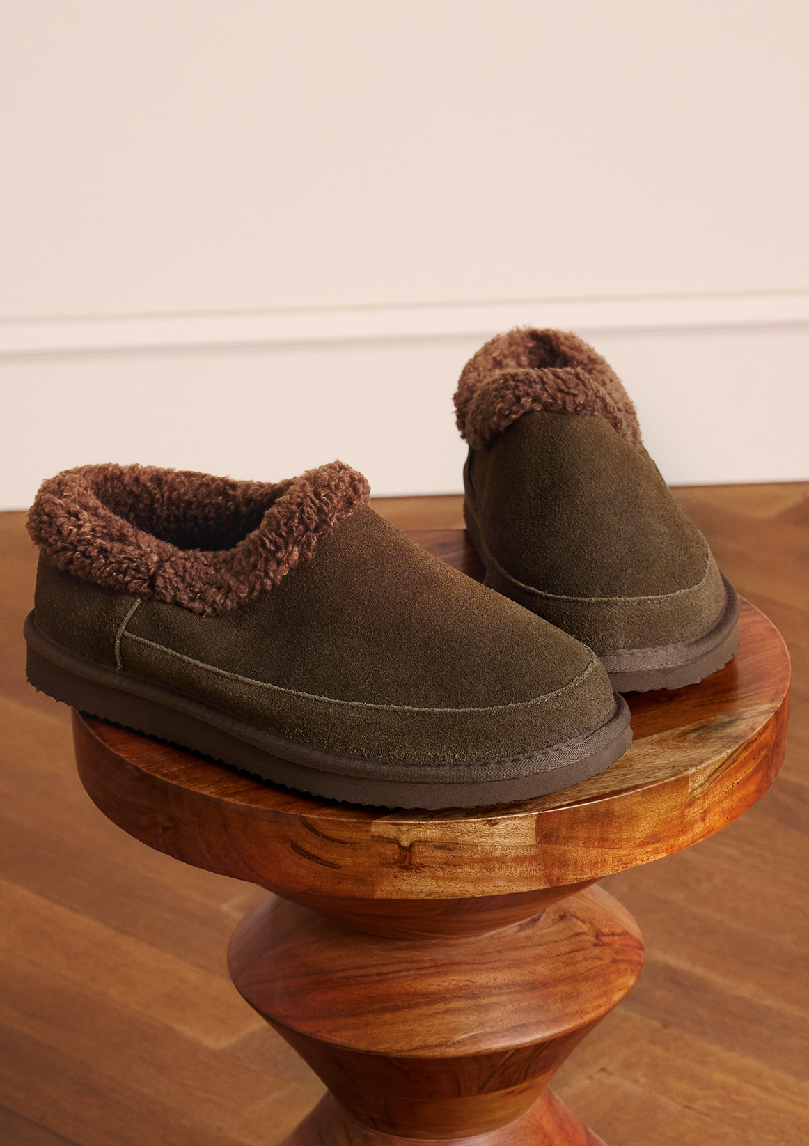 Donkerbruine suède pantoffels met imitatie wol