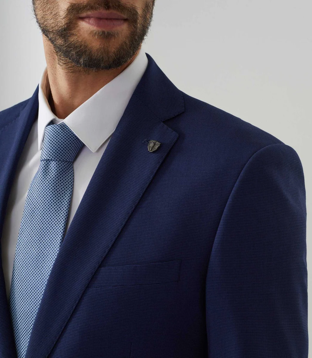 Costume bleu à revers crantés 