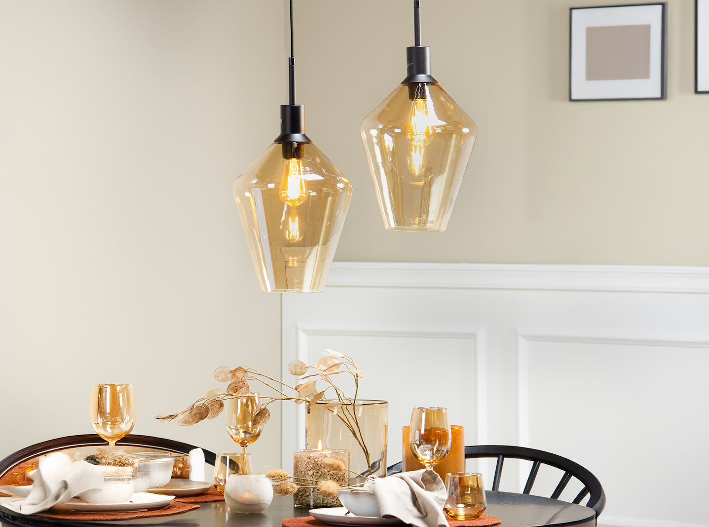 Line taklampe Med amber glass og sort ledning 150 cm.