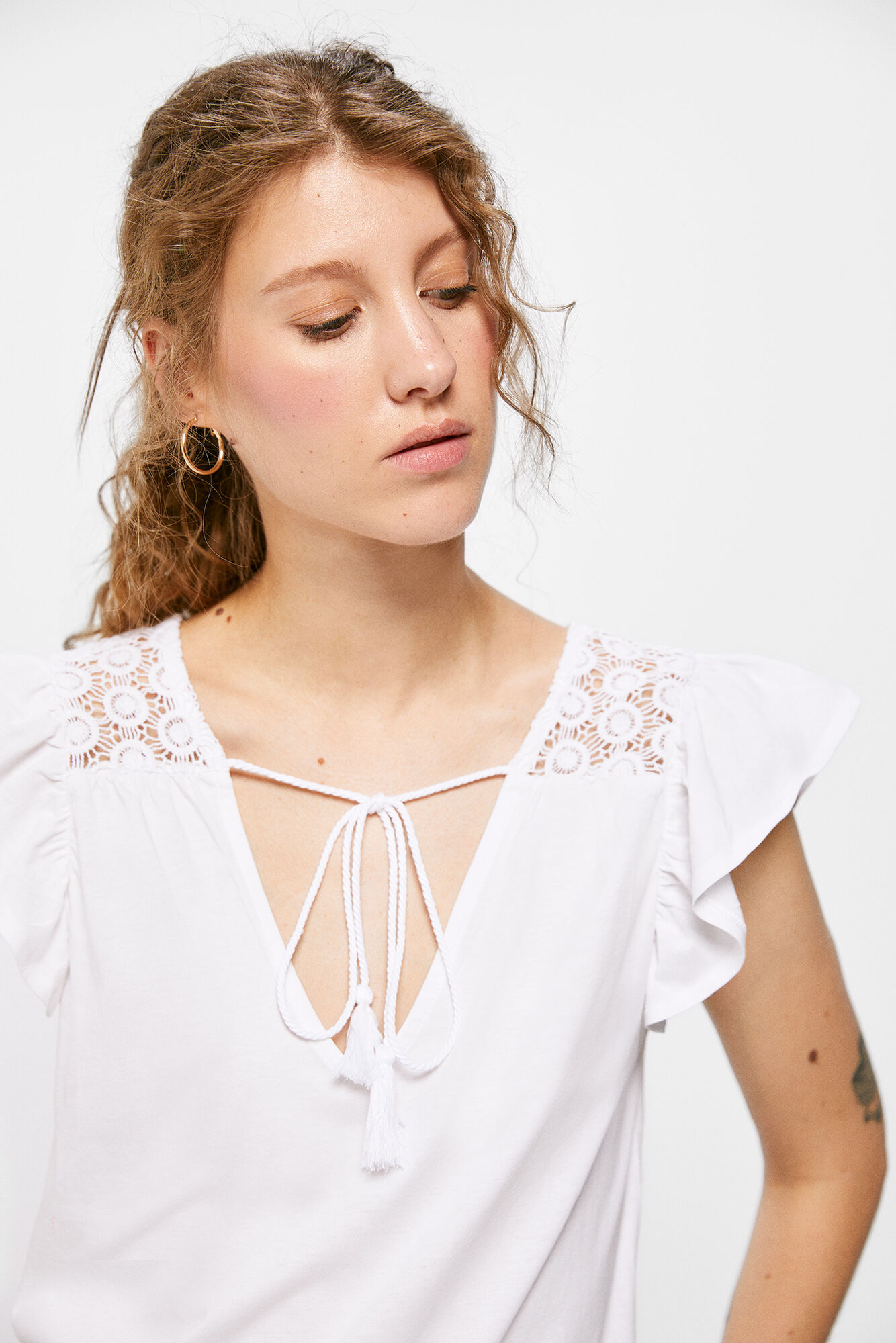 Camiseta de renda com ombros à mostra