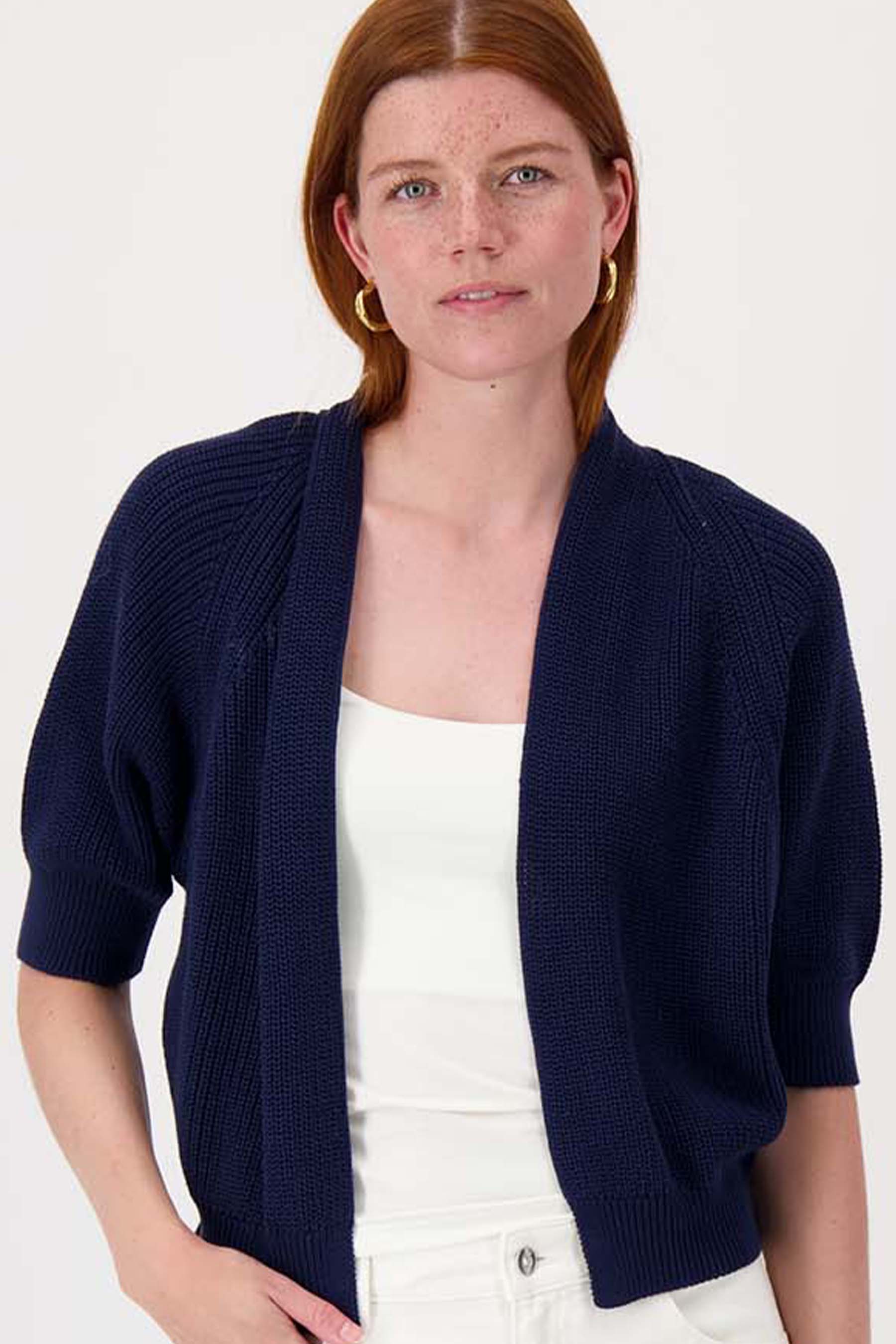 vest met vleermuis mouwen met hart broche
