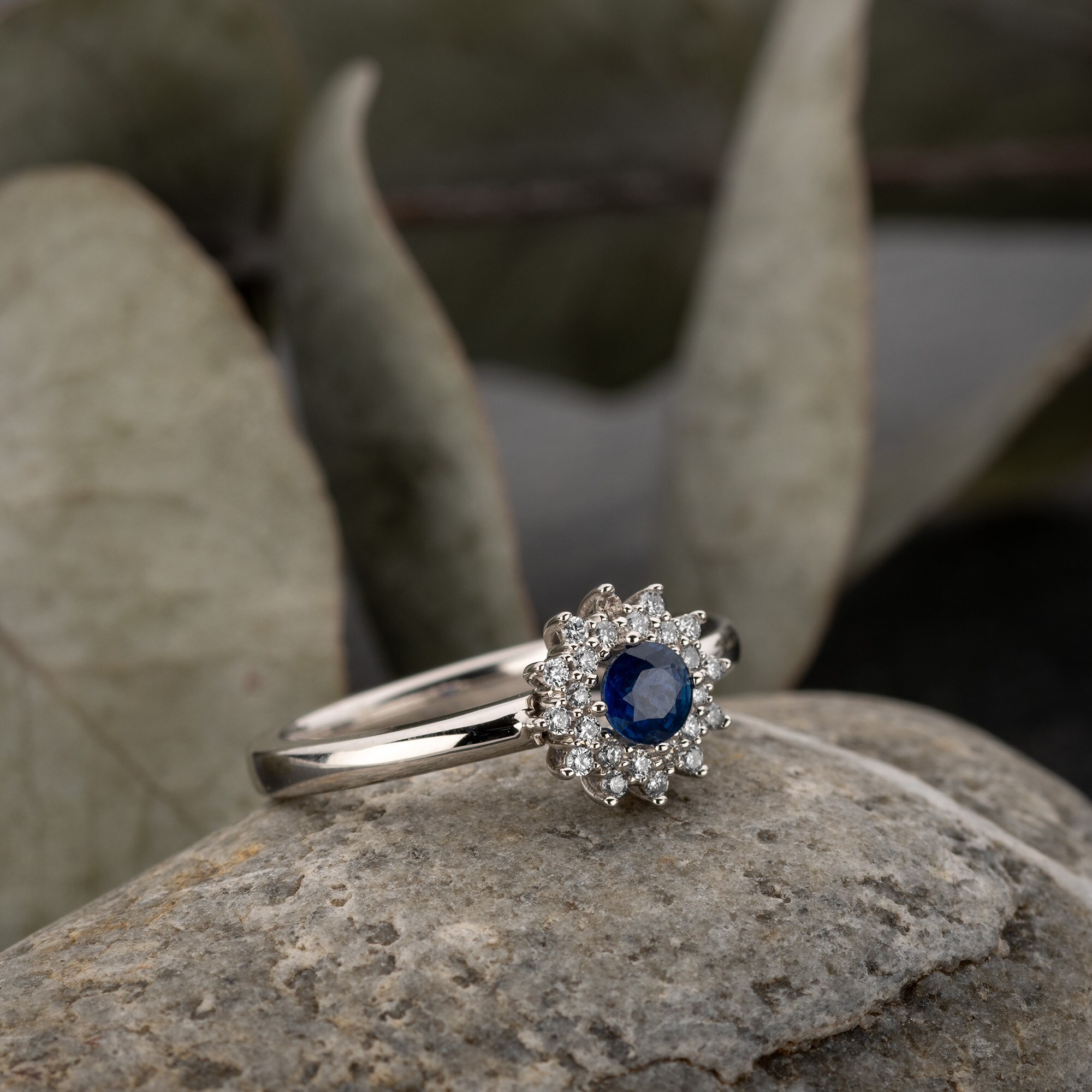 Orolino Ring 585 Gold mit 24 Brillanten zus. 0,19ct. und Safir blau