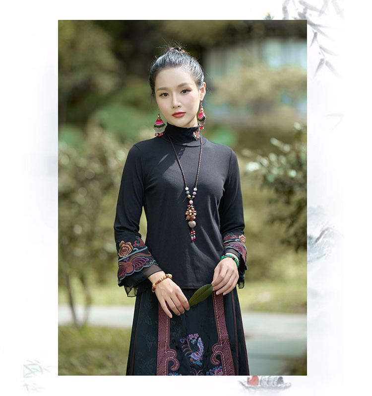 CosmoCorner - Blouse met lange mouwen en hoge hals en bloemenborduursel