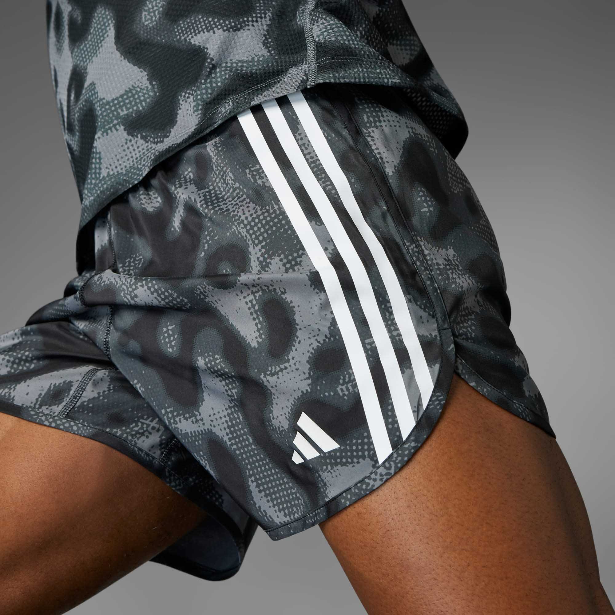 Own the Run 3-Stripes Allover Print Shorts Herre GREFOU/GRESIX/CARBON