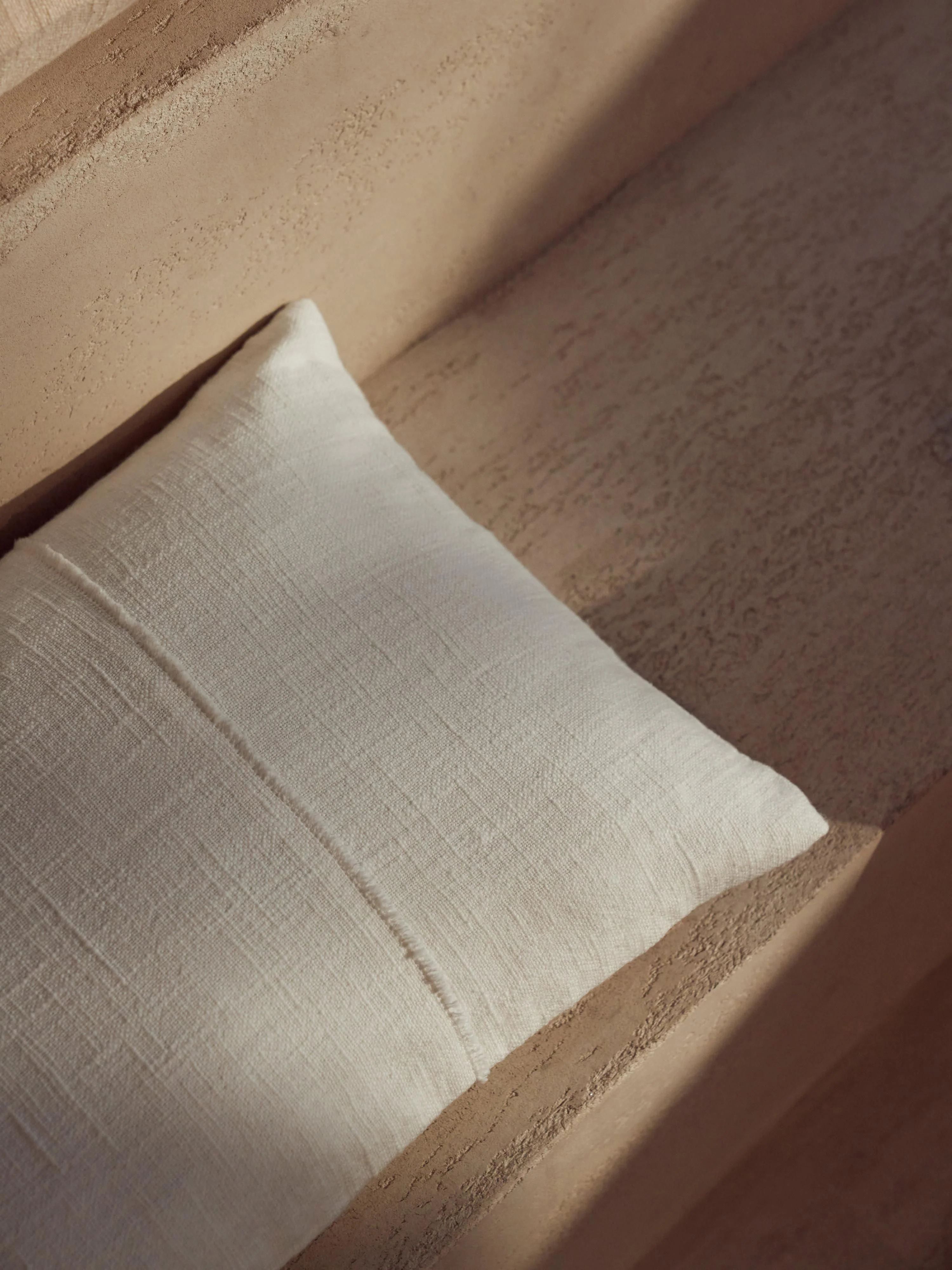 Handgeweven kussenhoes Terre met decoratieve naad