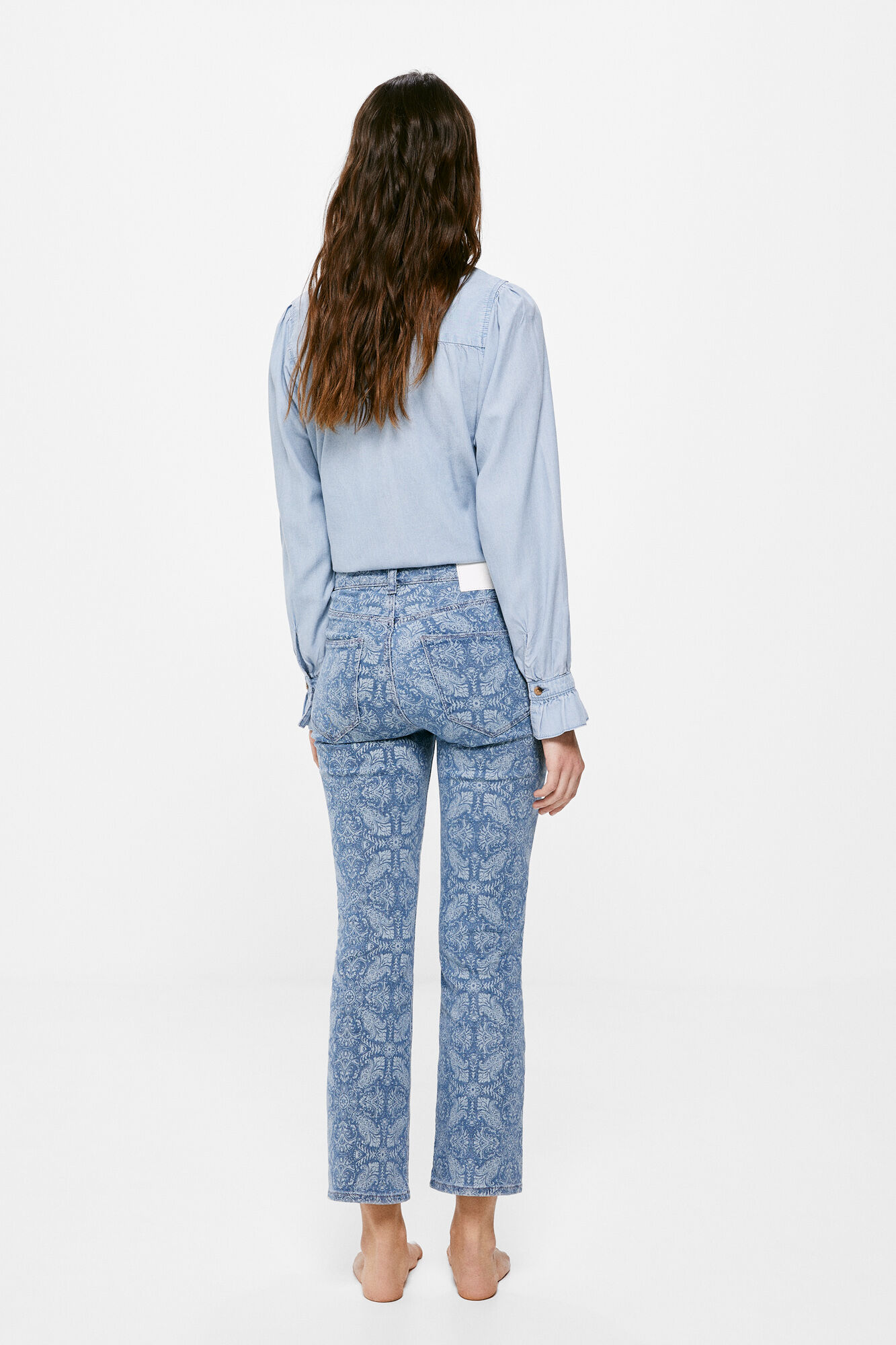 Calça jeans flare com lavagem sustentável e estampa - Azul Médio