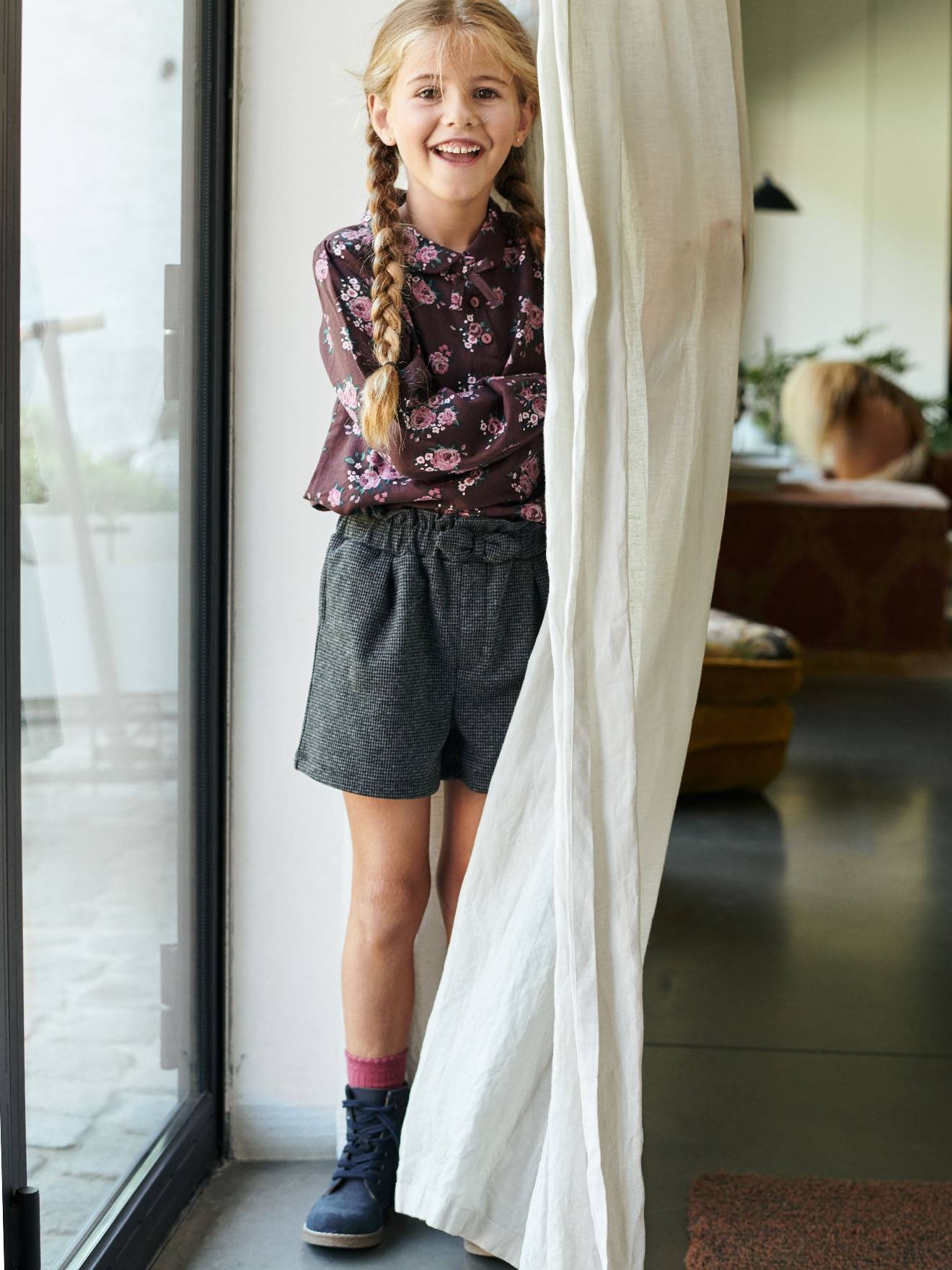 Blusa com estampa floral para meninas, estampa marrom escura.