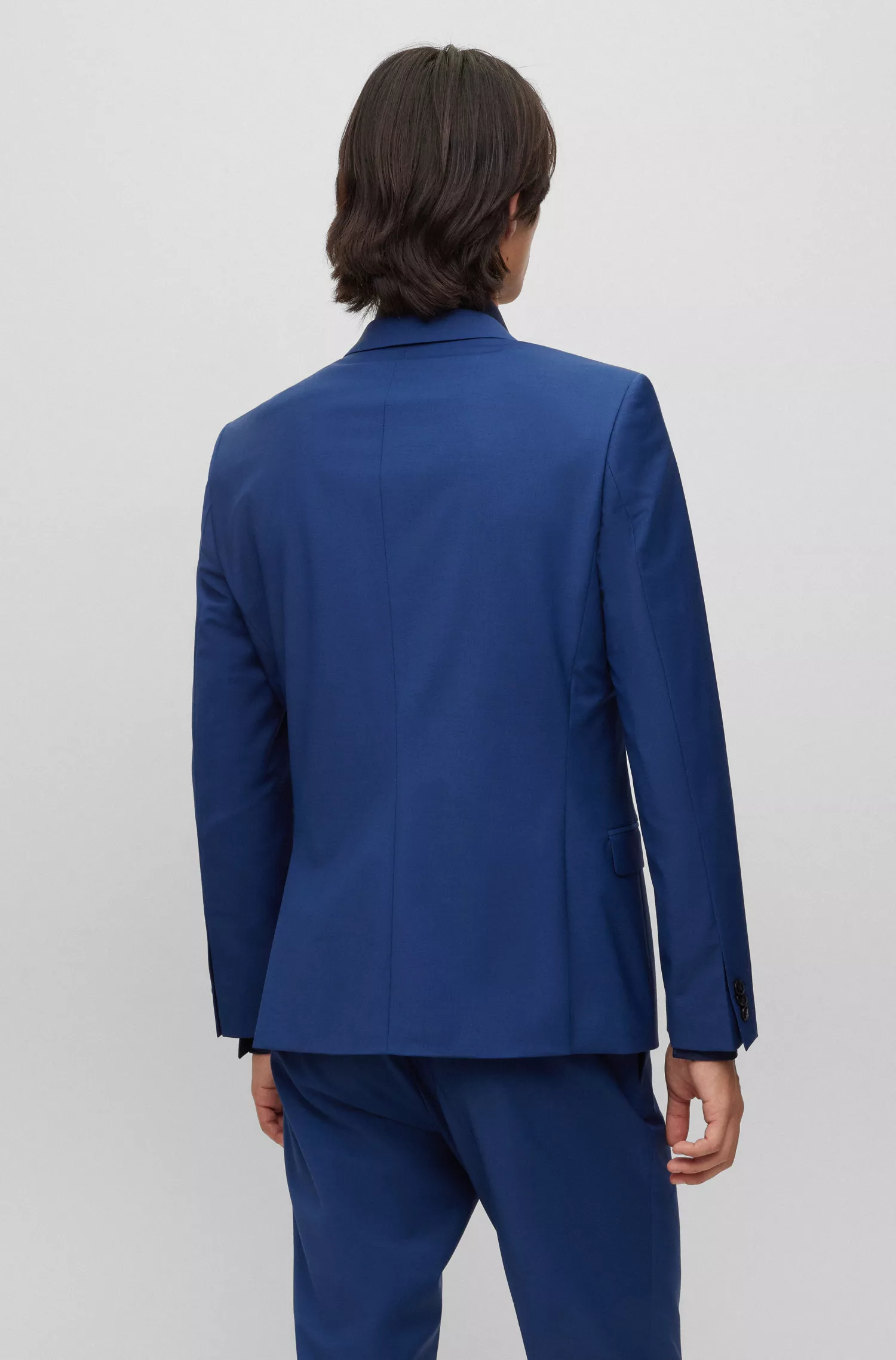 Terno HUGO vermelho, extra slim fit, em tecido de alta performance com elasticidade.