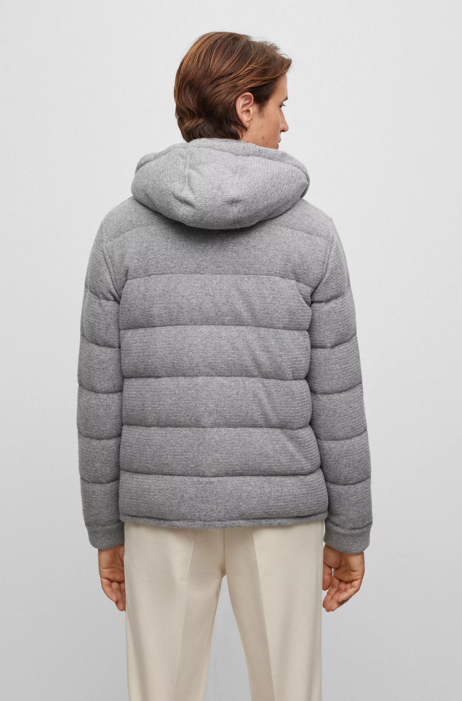 Jaqueta puffer BOSS com enchimento de plumas de camelo e cashmere.