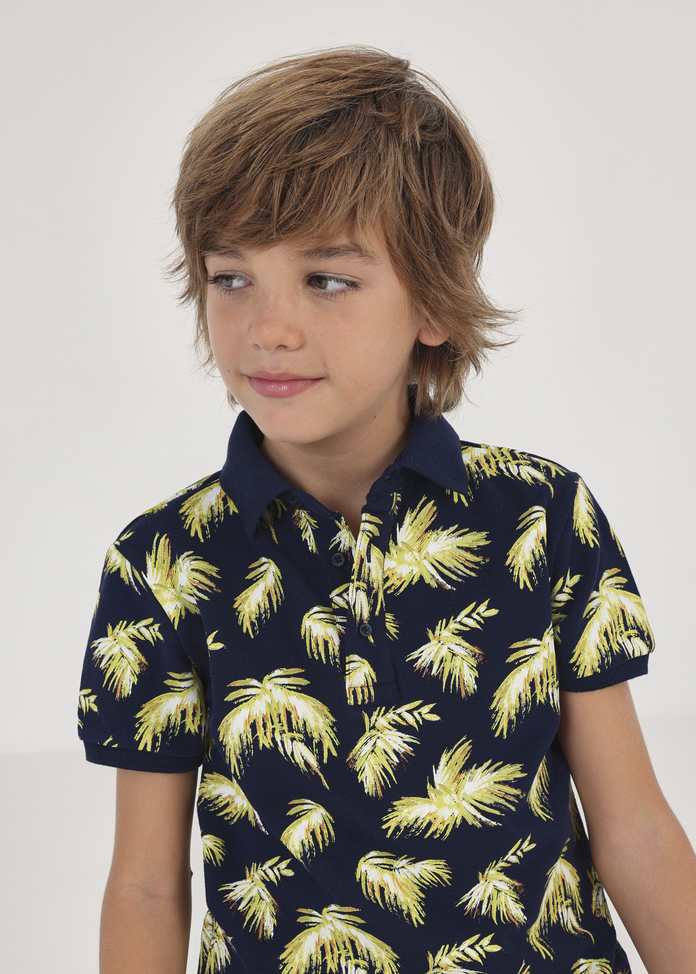 Camisa polo infantil em algodão sustentável com estampa.