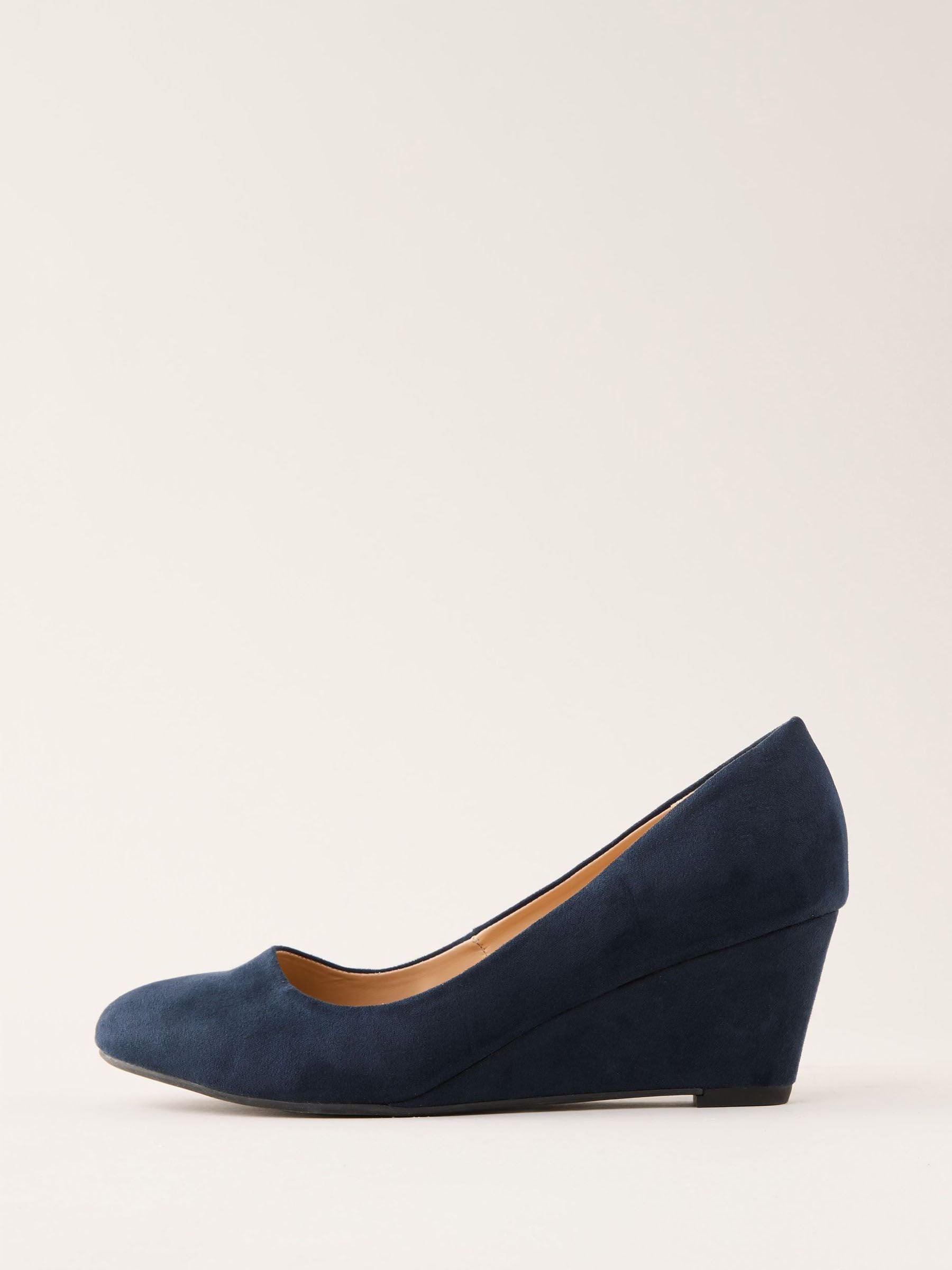 Marineblauw - Friends Like These pumps met ronde neus en middelhoge sleehak