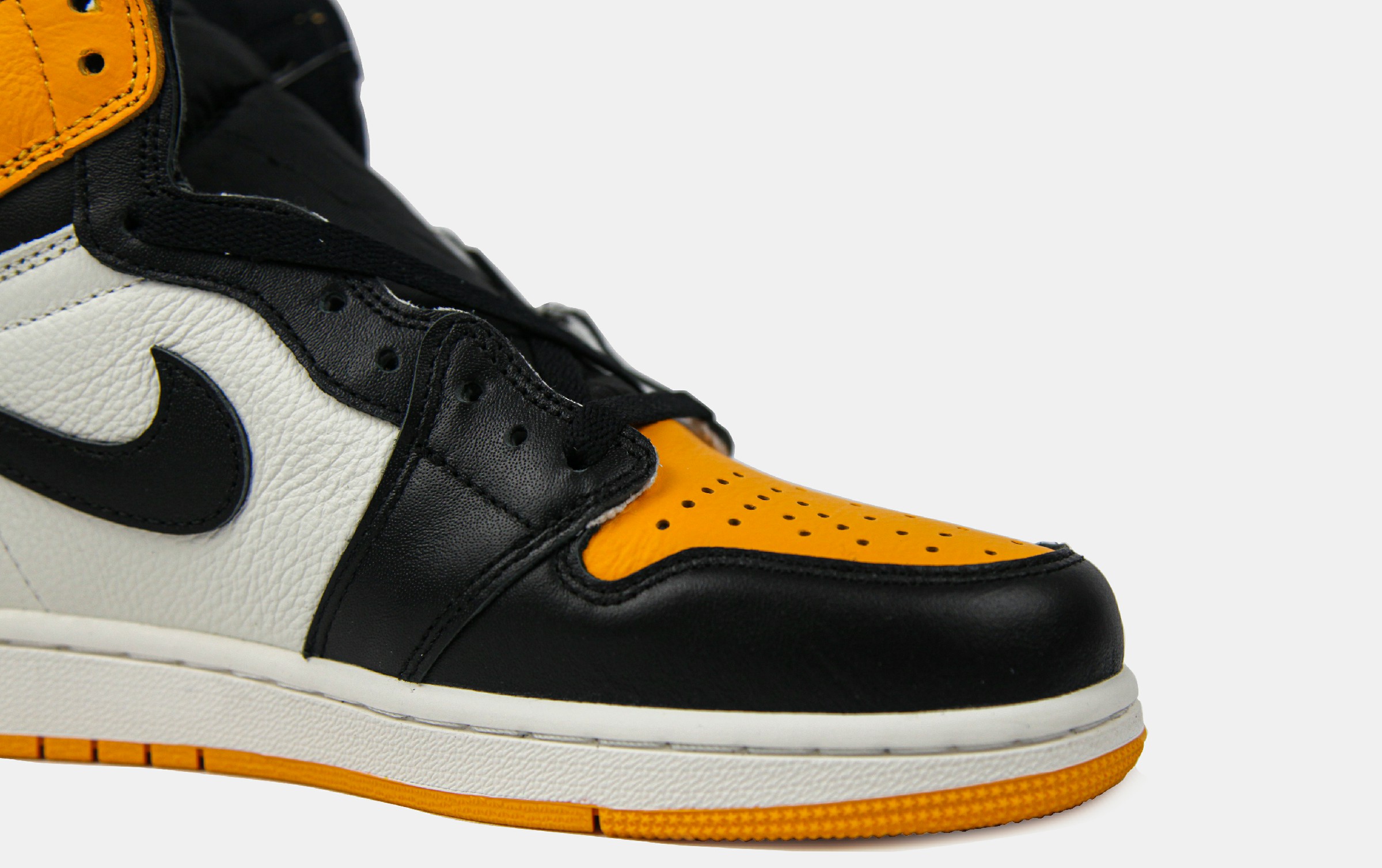 Air Jordan 1 Retro High OG Yellow Toe