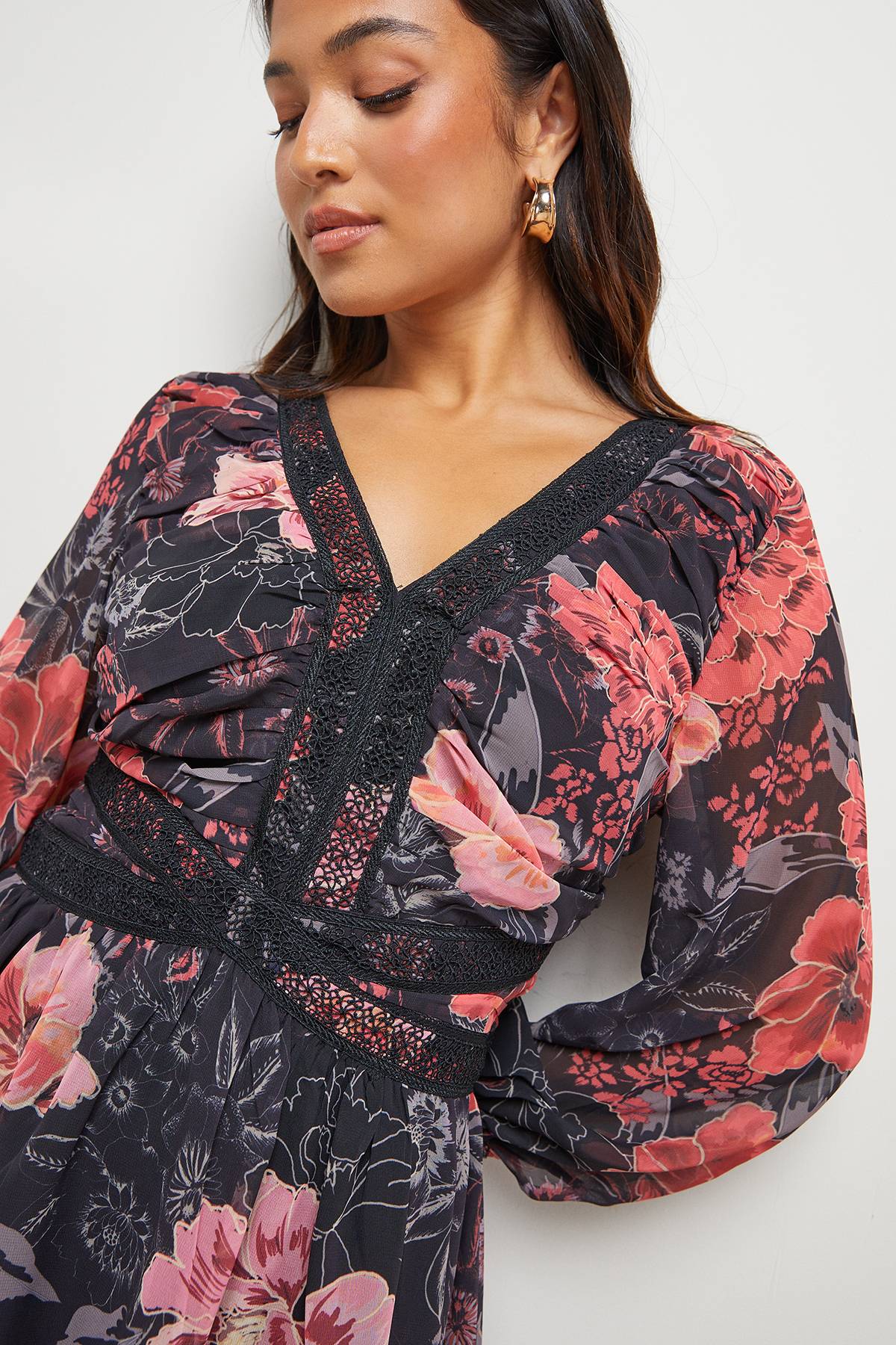 Oasis Robe Mini Petite à Col V Froncé avec Imprimé et Finitions en Dentelle