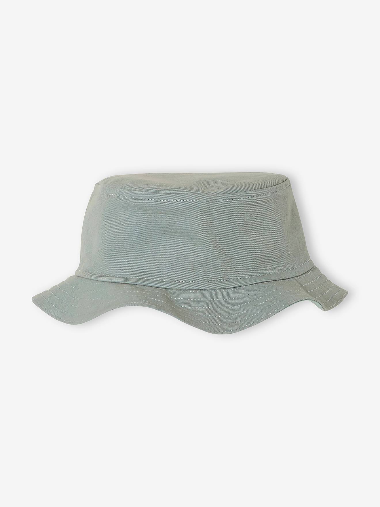 Conjunto de bebê composto por uma camiseta branca lisa, shorts e chapéu chanel com estampas.