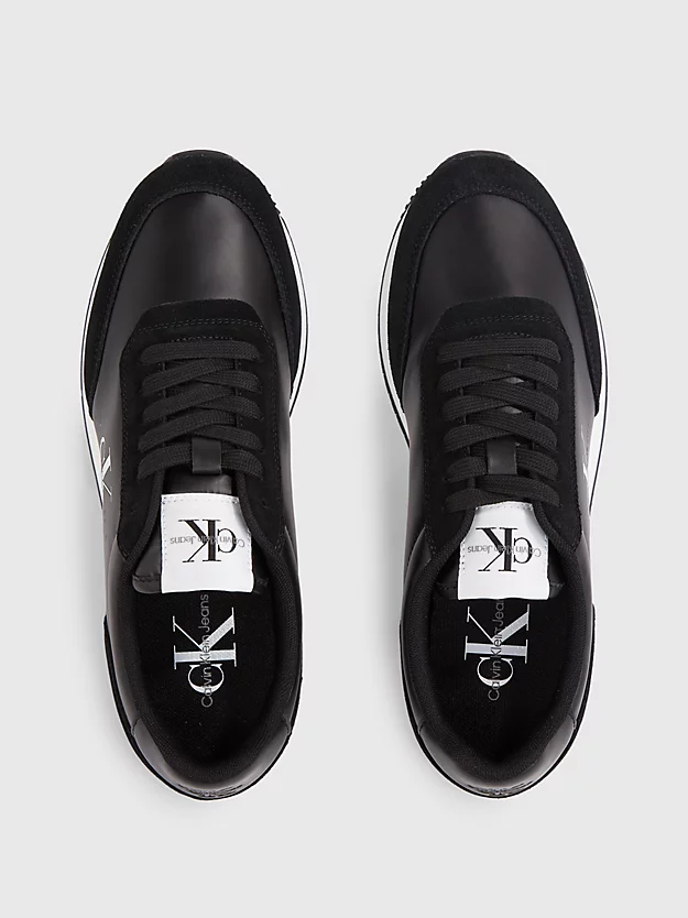 Tênis em material reciclado perolado