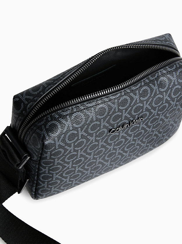 Bolsa de ombro em couro sintético com logotipo.