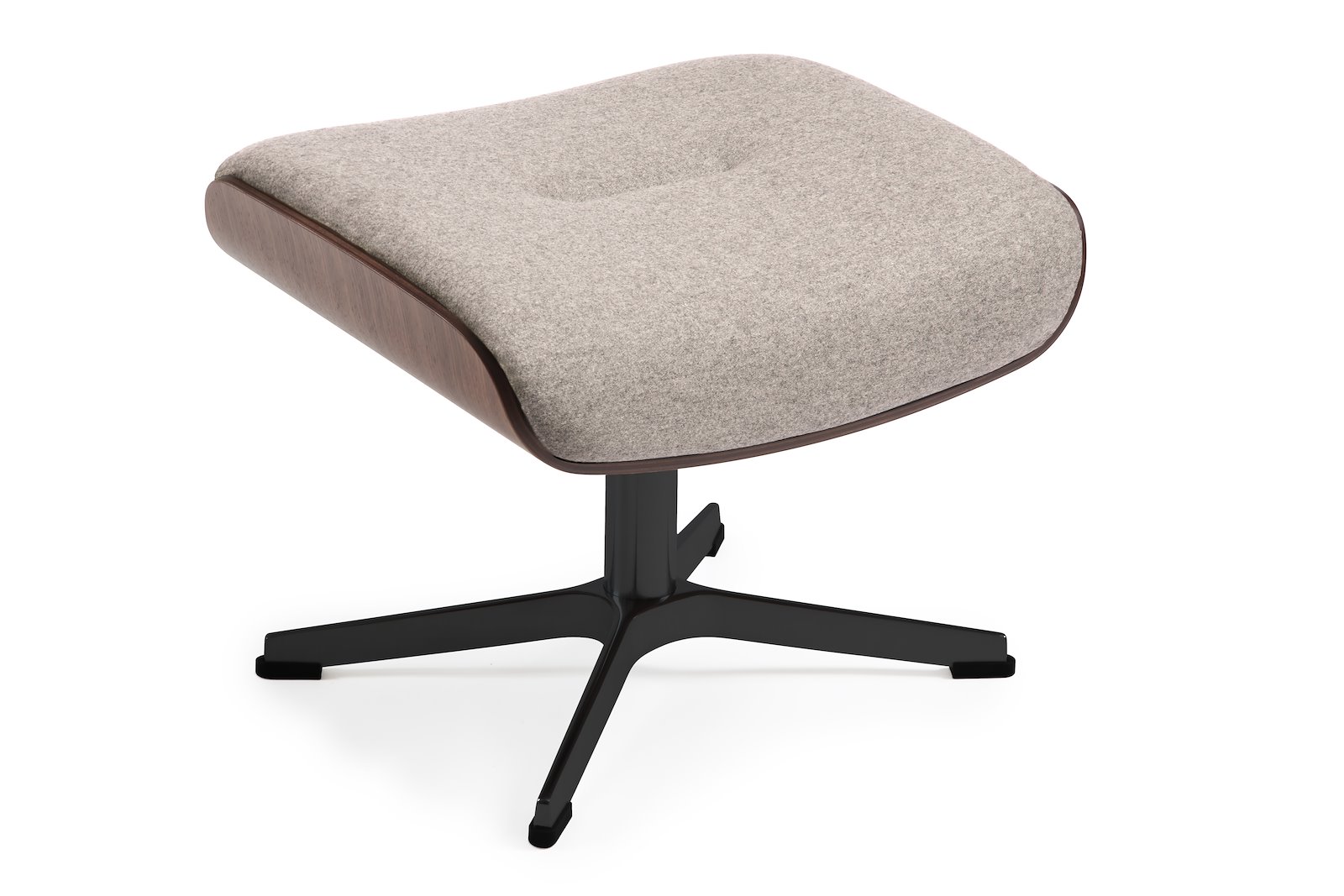 Air krakk I tekstil Sheford 1383-72 Light Grey, høy standard svingfot sort alu. Skrog i valnøtt