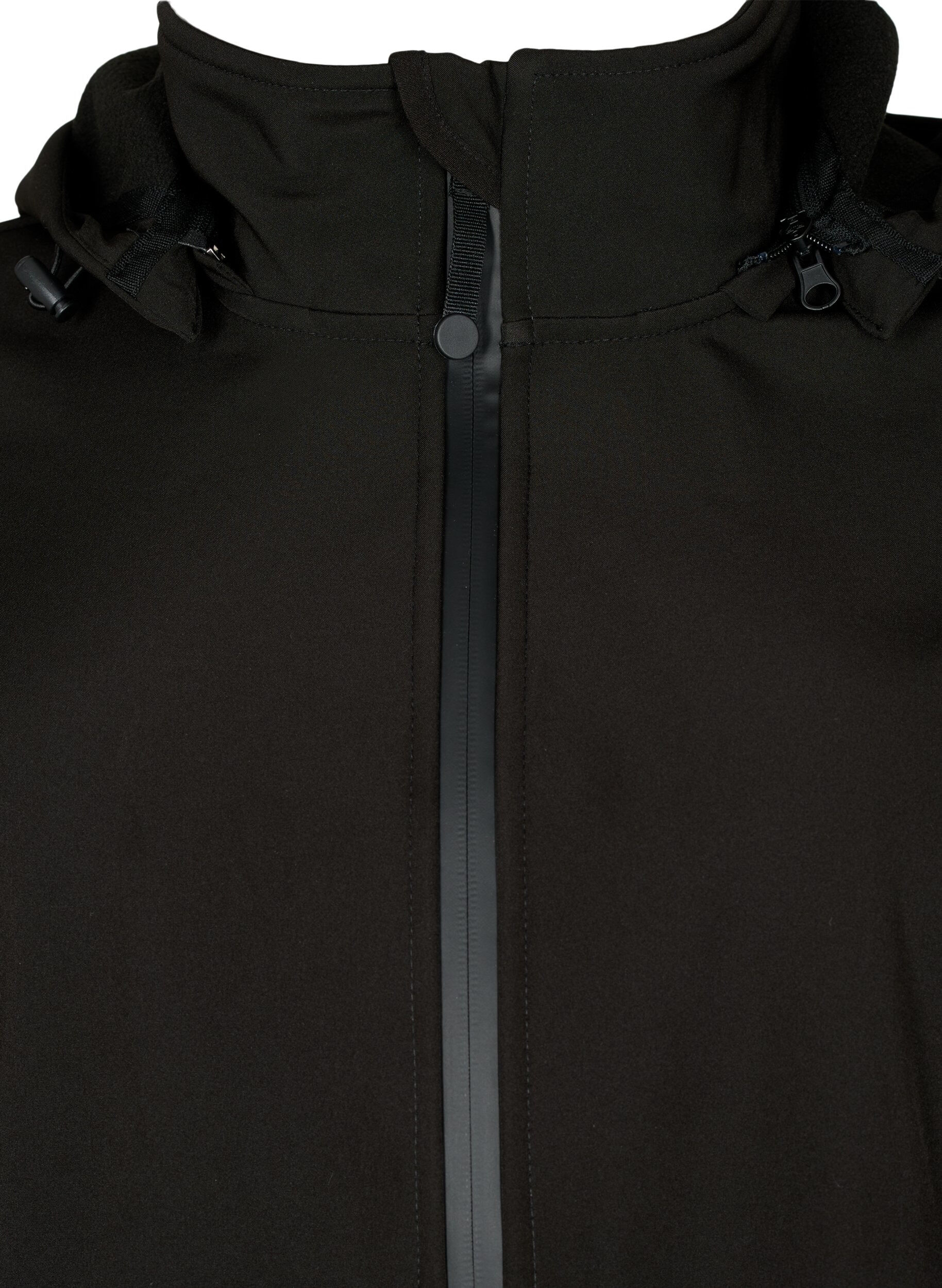Kort softshell jakke med aftagelig hætte