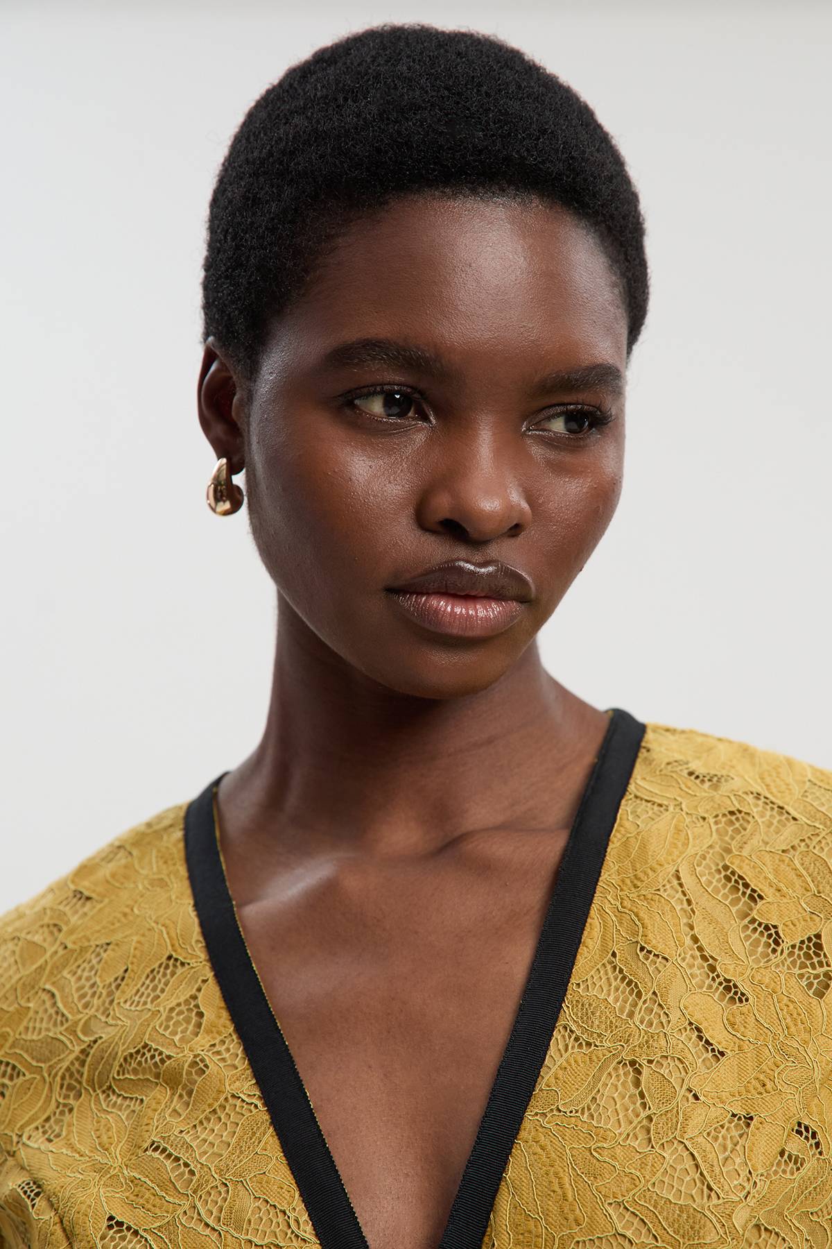 KarenMillen Robe longue tissée en dentelle à manches longues avec passepoil noir