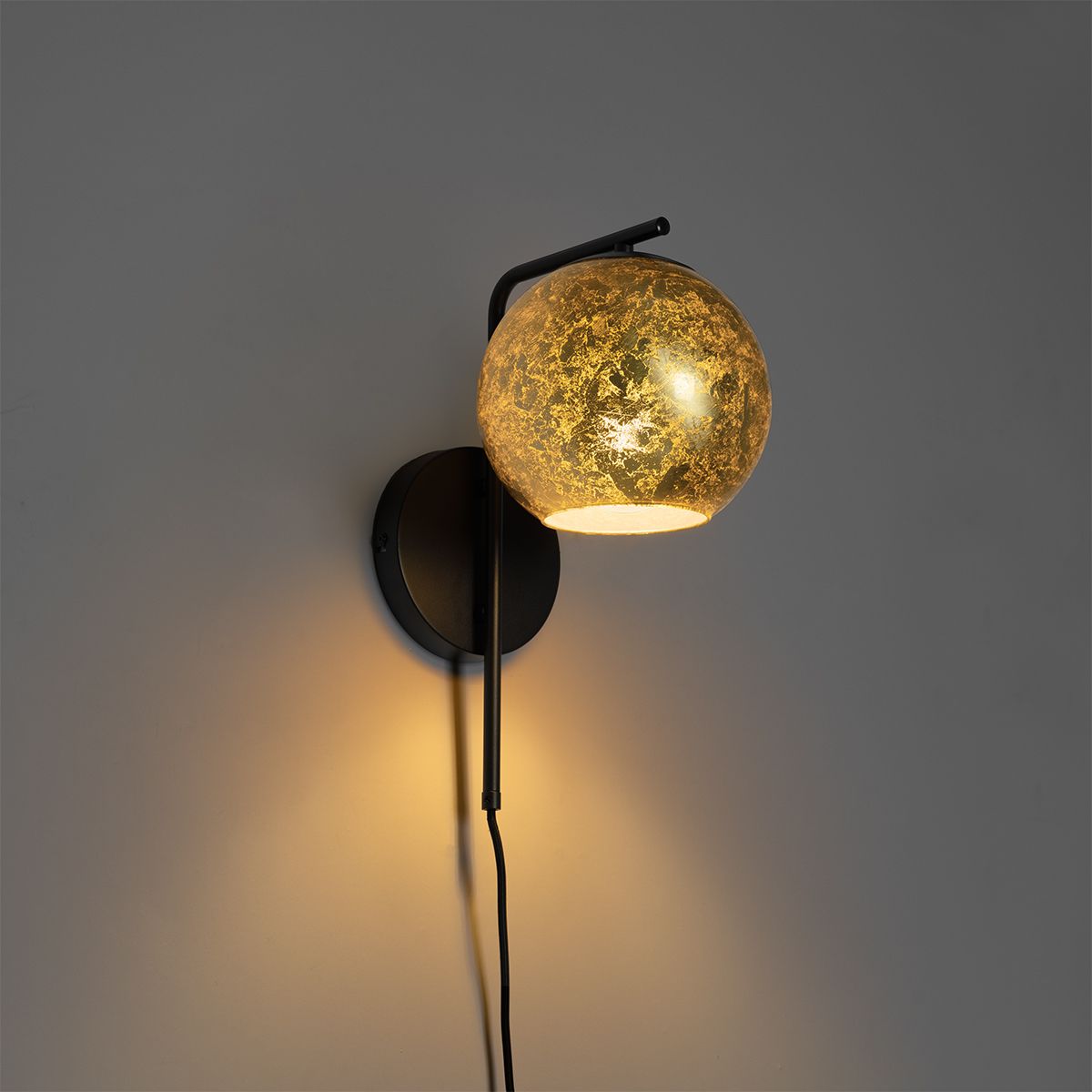 Design wandlamp zwart met goud glas - Bert