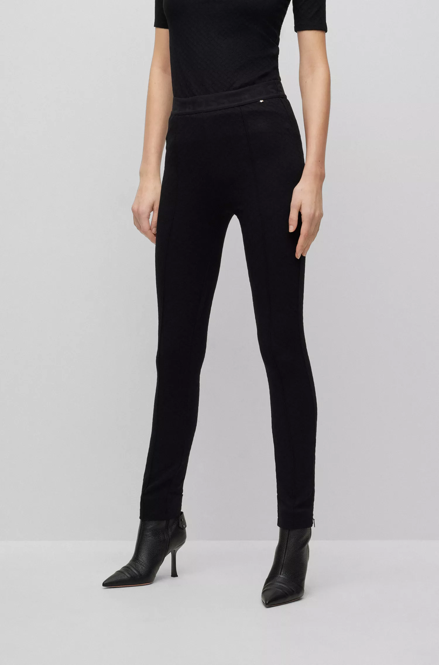 Calça BOSS preta, extra slim fit, em jacquard com monograma em tecido power stretch.