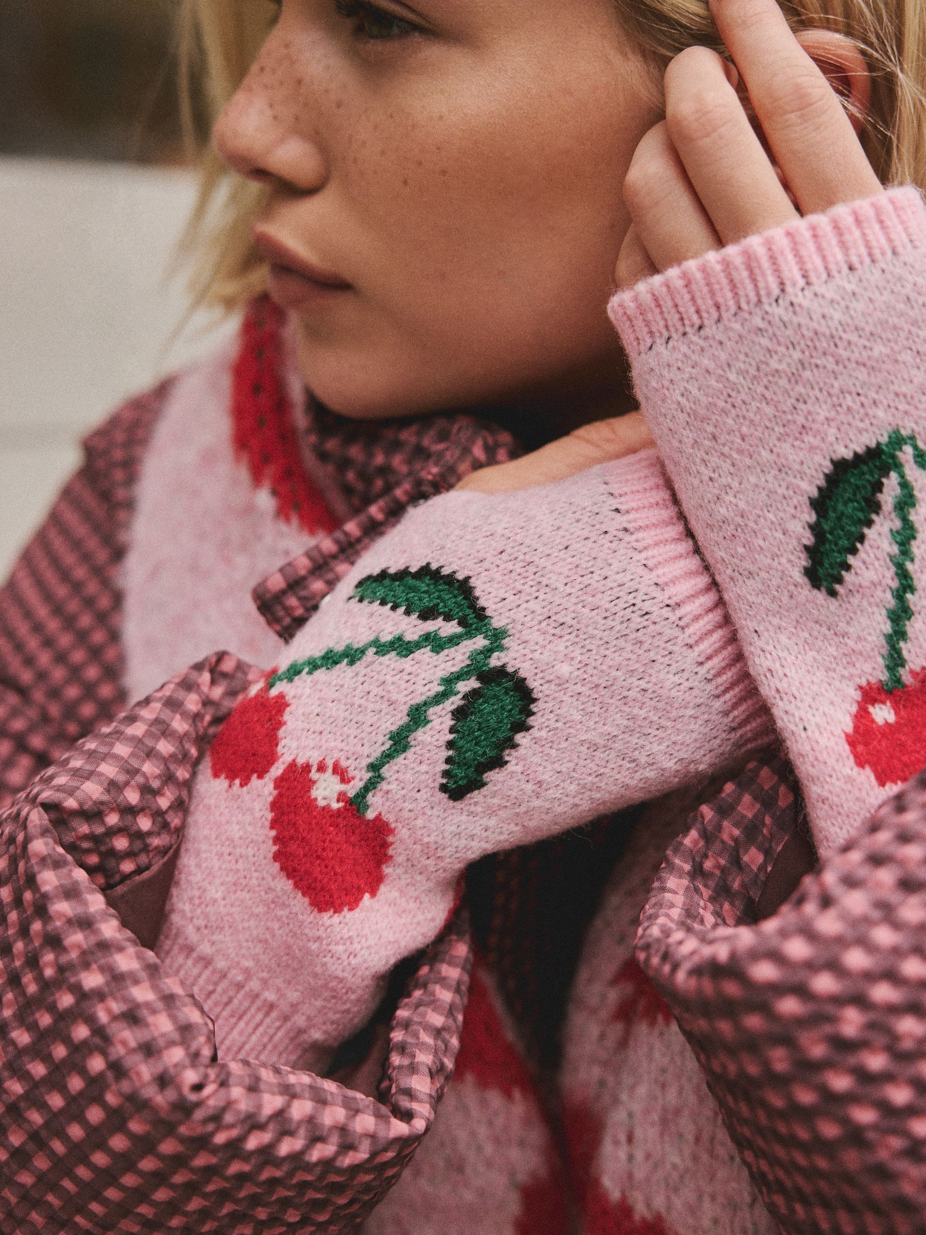 Roze - Cherry Slogan Knitted Handwarmer Gloves