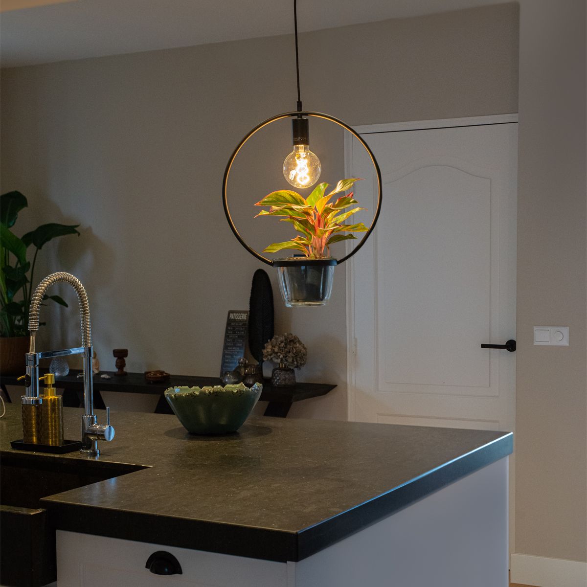 Moderne hanglamp zwart met glas rond - Roslini