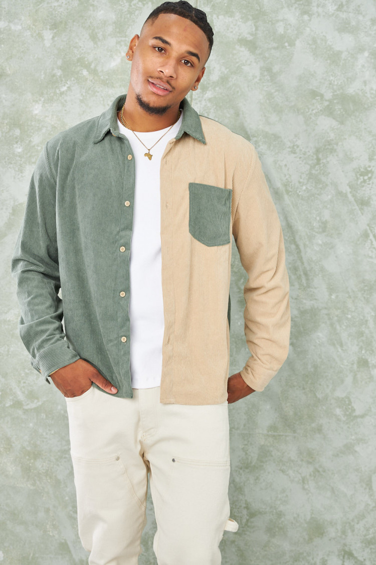 Chemise bicolore verte et beige en velours côtelé