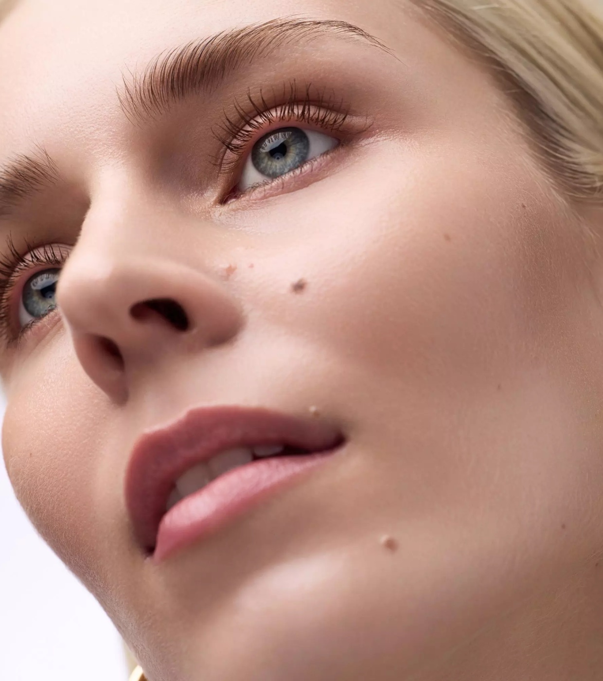 Catrice - Máscara de cílios volumizadora waterproof Glam & Doll - Marrom