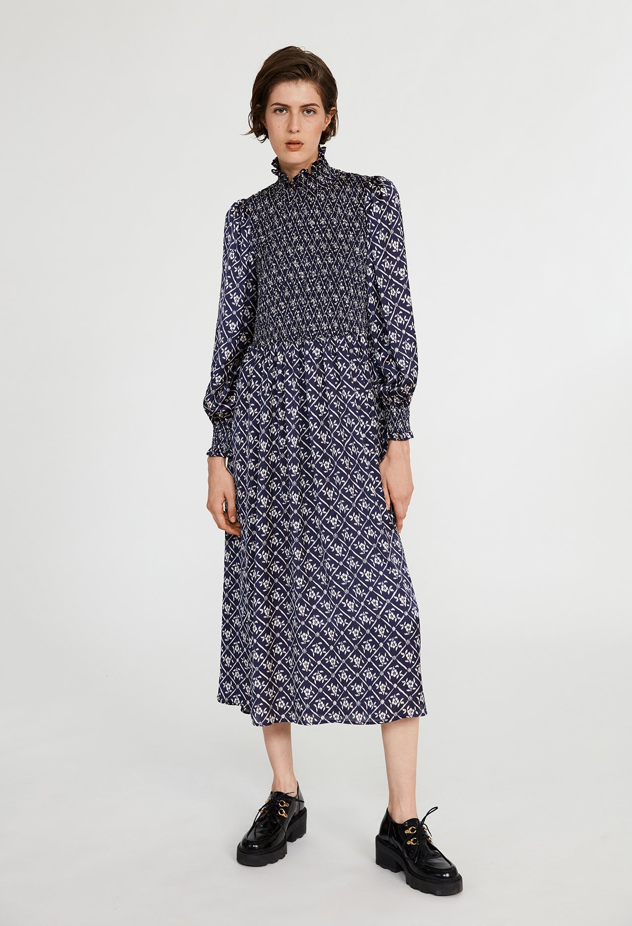 Robe &agrave; col montant