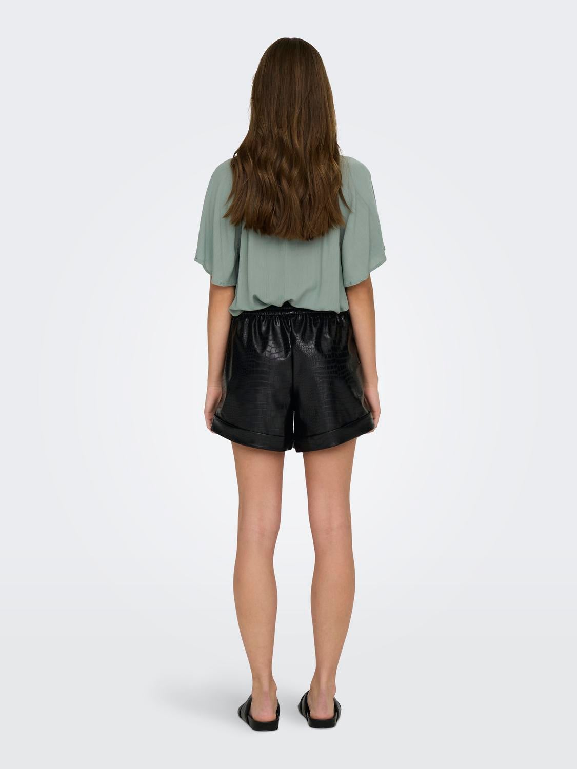 ONLDITTE Locker geschnitten Shorts in Lederoptik Black